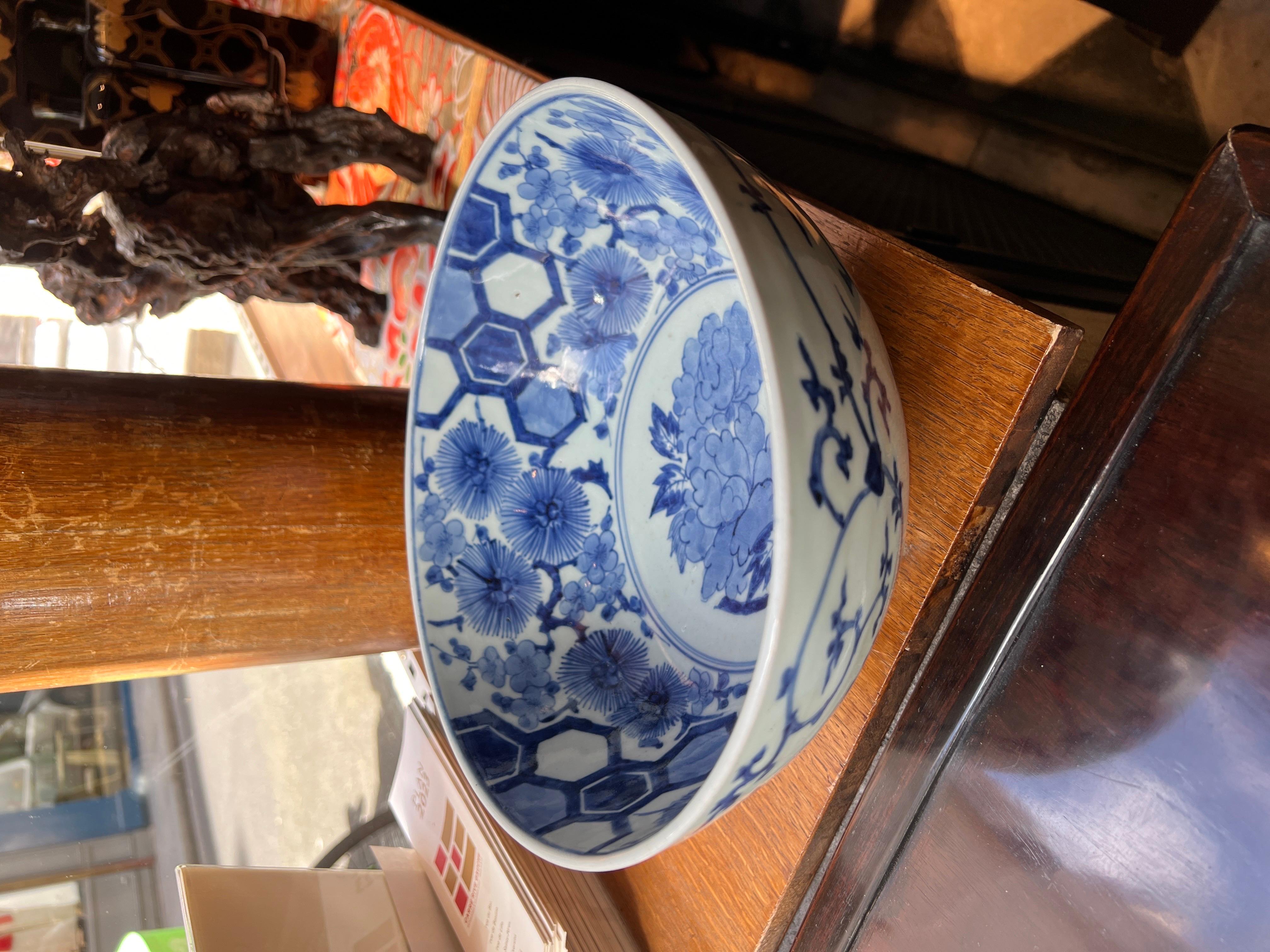 Diese exquisite große japanische Porzellanschale von Arita ist in tadellosem Zustand und weist keinerlei Restaurierungsspuren auf. Das Äußere zeigt durchgehende Karakusa-Rollen, die vom Oktopus inspiriert sind, und wird durch einen Wellenfries