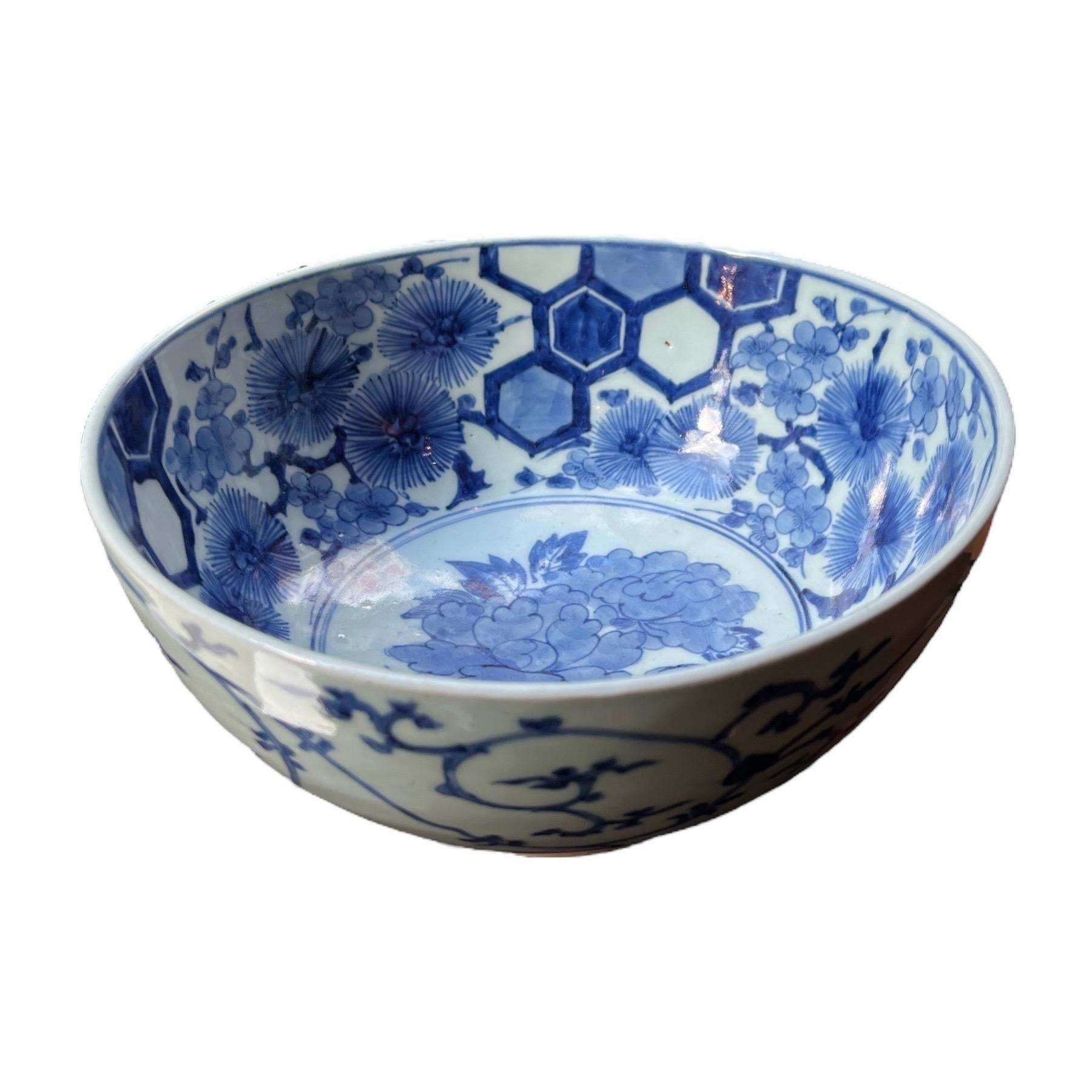 Bol en porcelaine japonaise bleu et blanc, Japon, période Arita Edo, 18e siècle  en vente