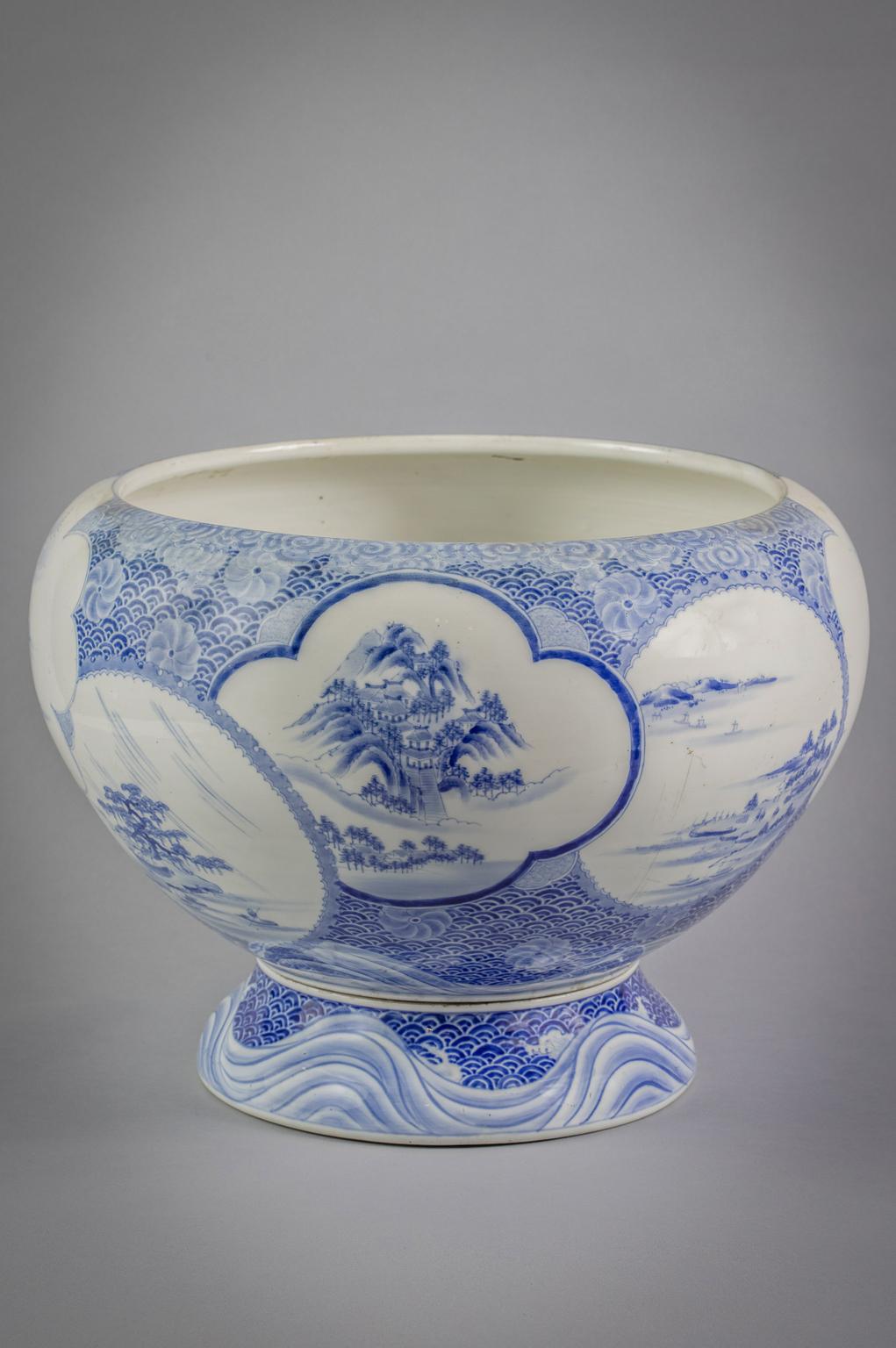 Japanese Porcelain Blue and White Fish Jardiniere on Stand, circa 1890 In Good Condition For Sale In New York, NY
