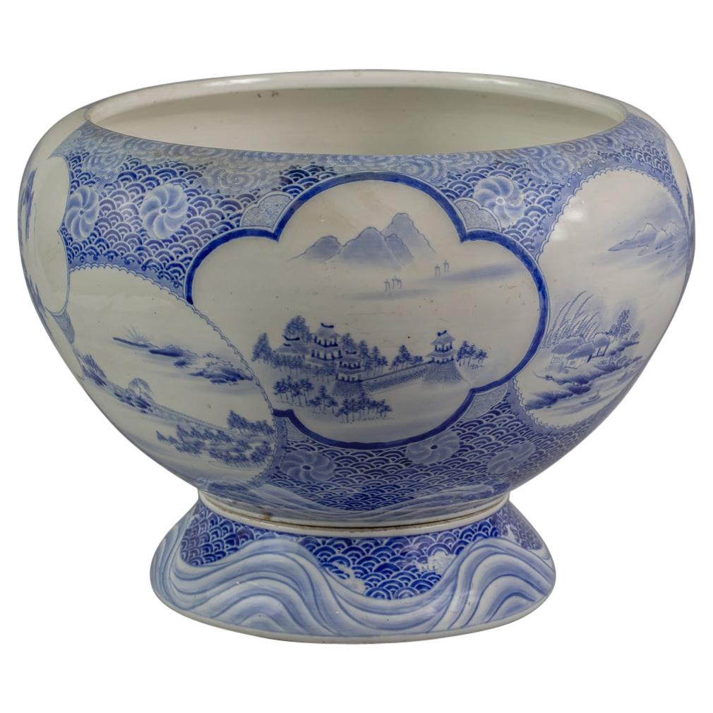 Jardinière en porcelaine japonaise à poissons bleus et blancs sur pied, vers 1890