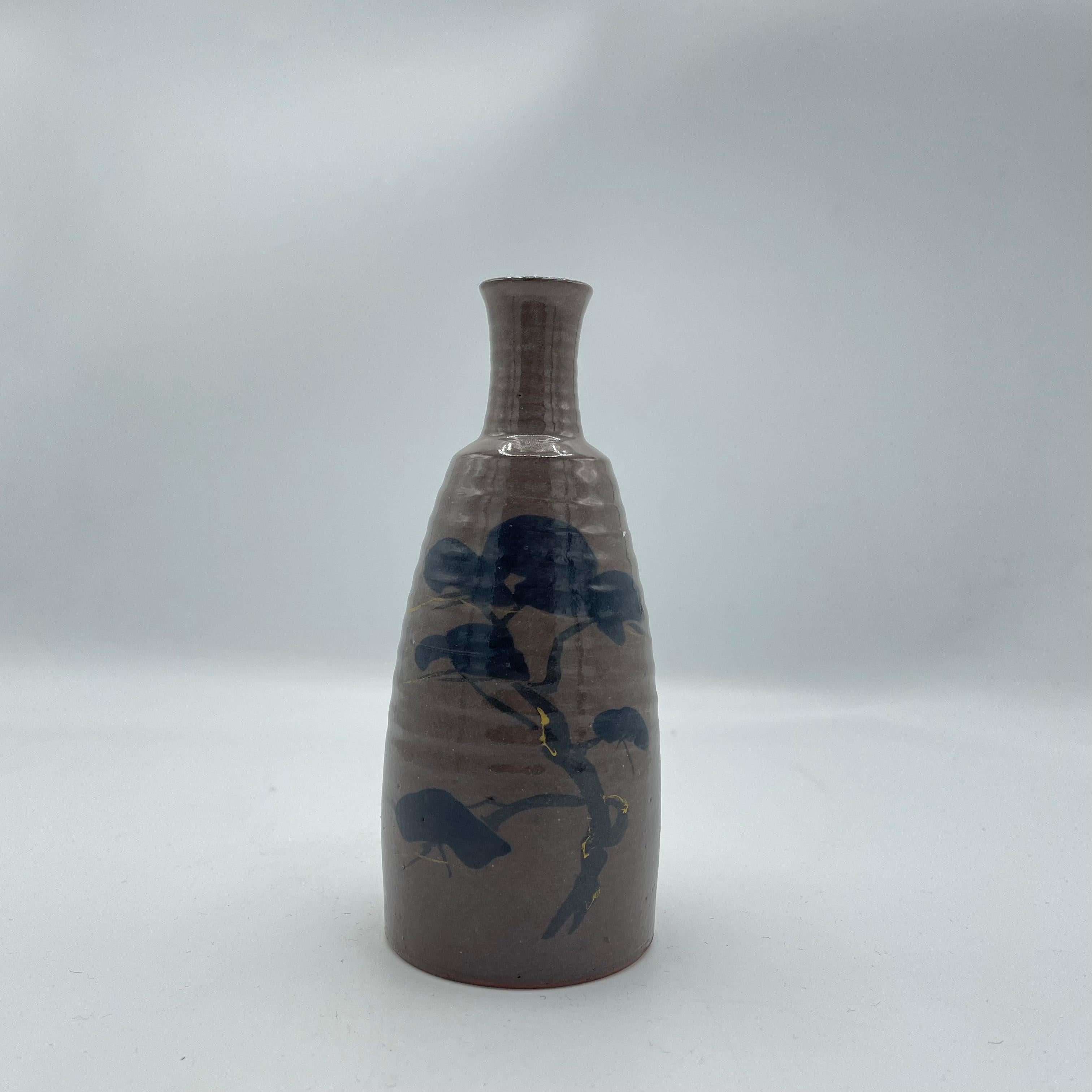 This is a sake bottle which was made around 1980s in showa era.
It is made with porcelain and the design is hand painted.
This sake bottle can be used as a flower vase too. 

Dimensions:
5,5 x 5,5 x H13 cm