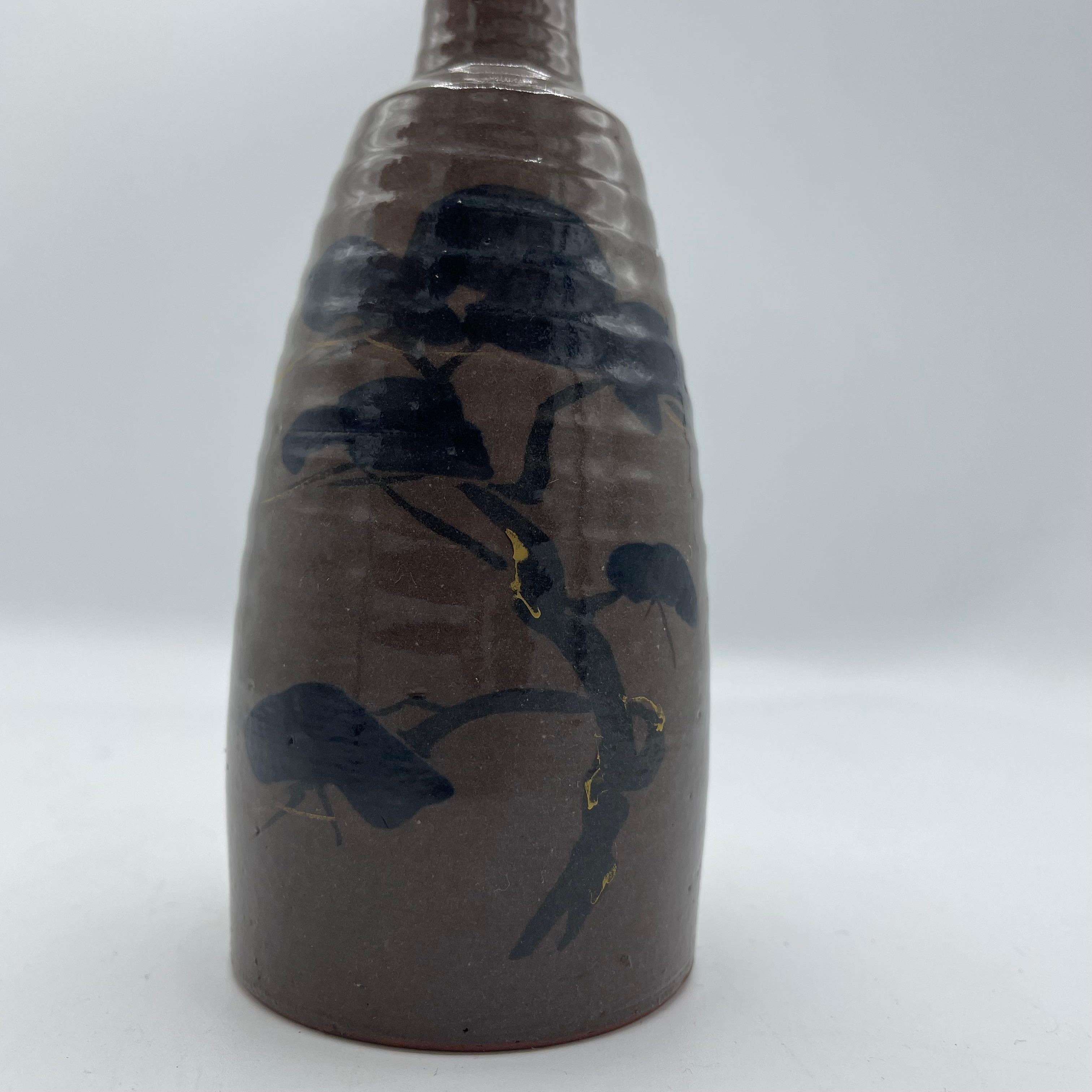 Japanische Porzellanflasche für Sake Tokkuri 'Matsu' 1980er Jahre im Zustand „Gut“ im Angebot in Paris, FR