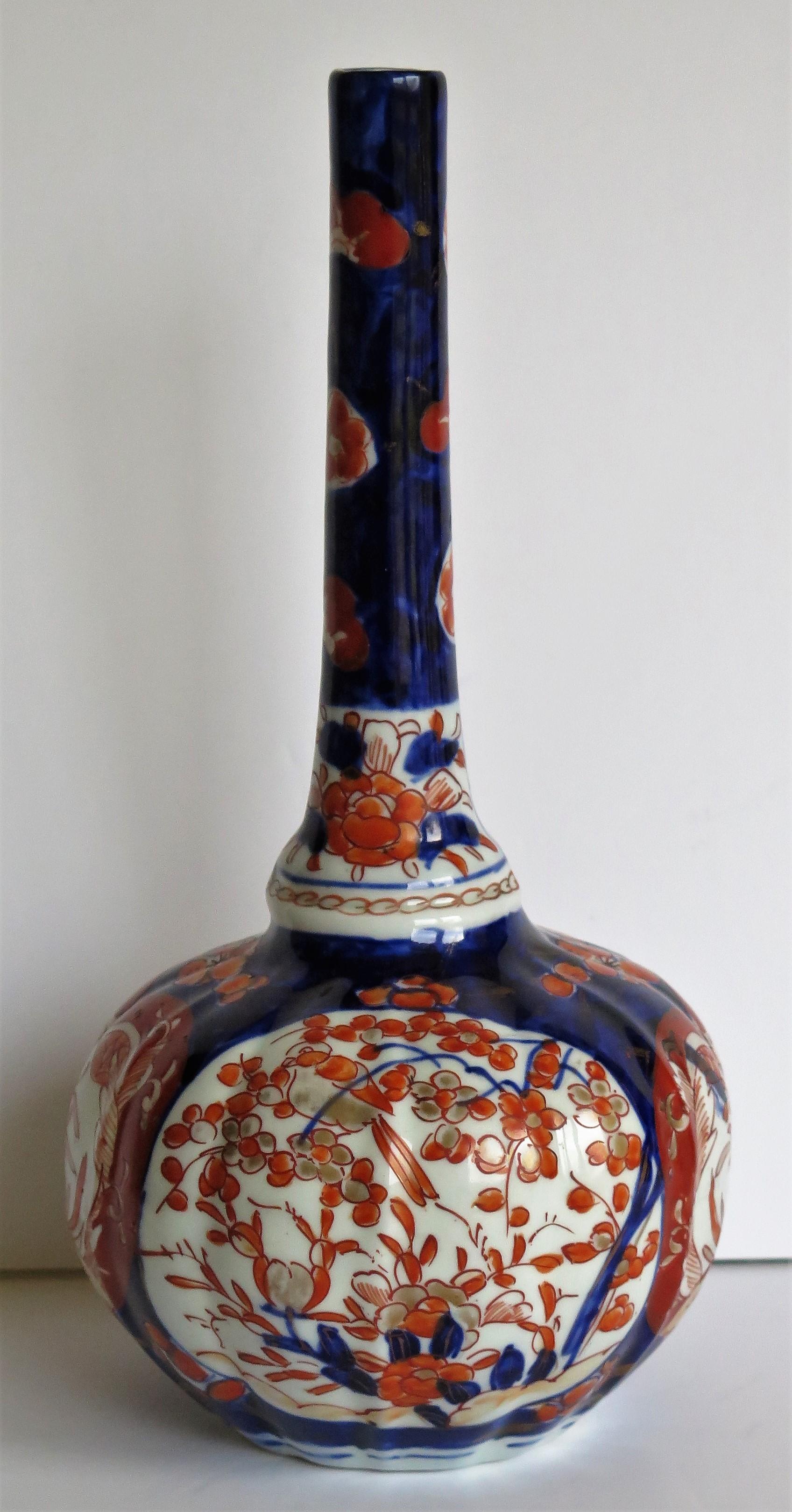 Japanese Porcelain Bottle Vase Hand Painted Imari, Meiji Period Circa 1875 In Good Condition In Lincoln, Lincolnshire
