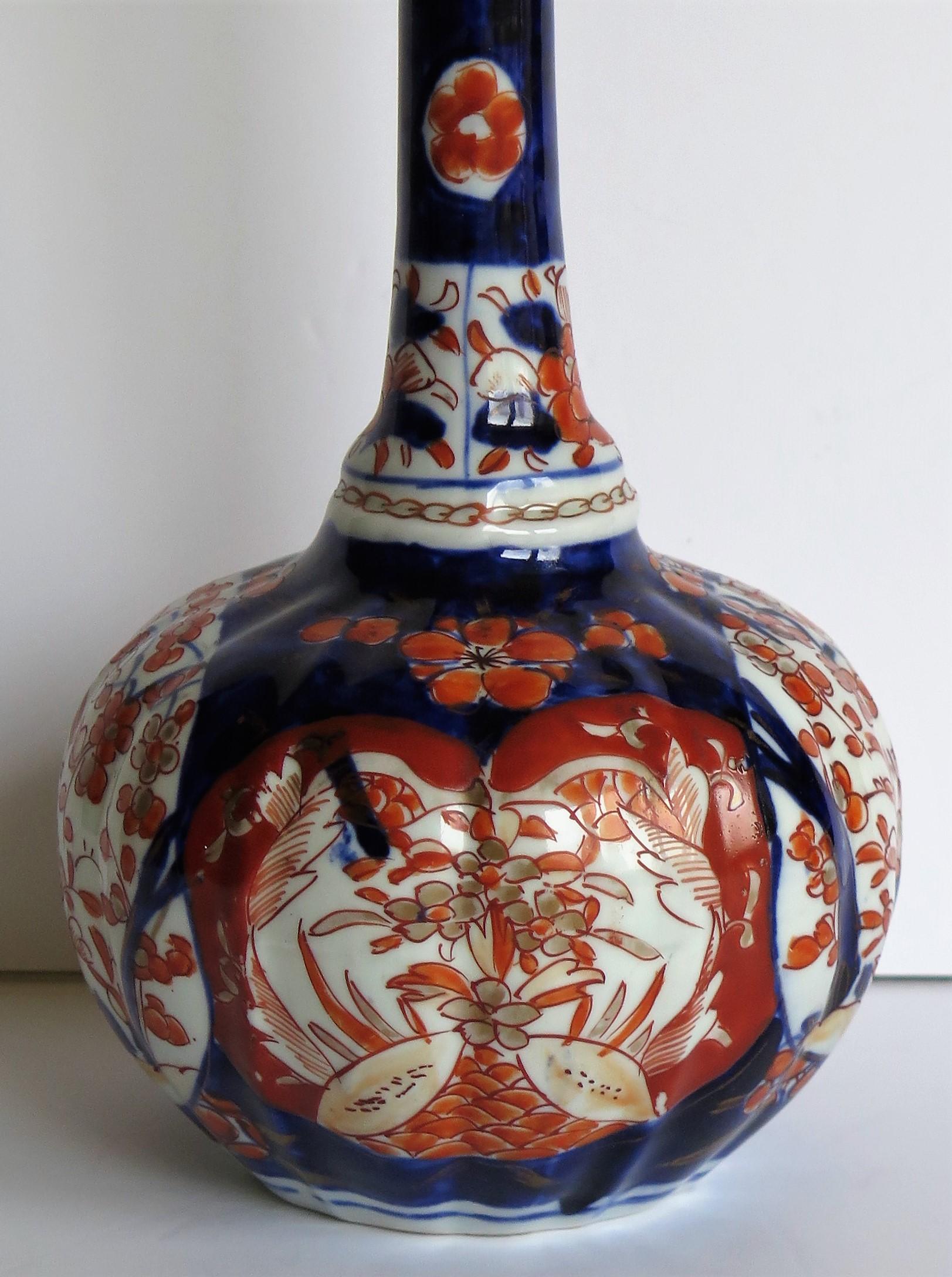 Japanese Porcelain Bottle Vase Hand Painted Imari, Meiji Period Circa 1875 4