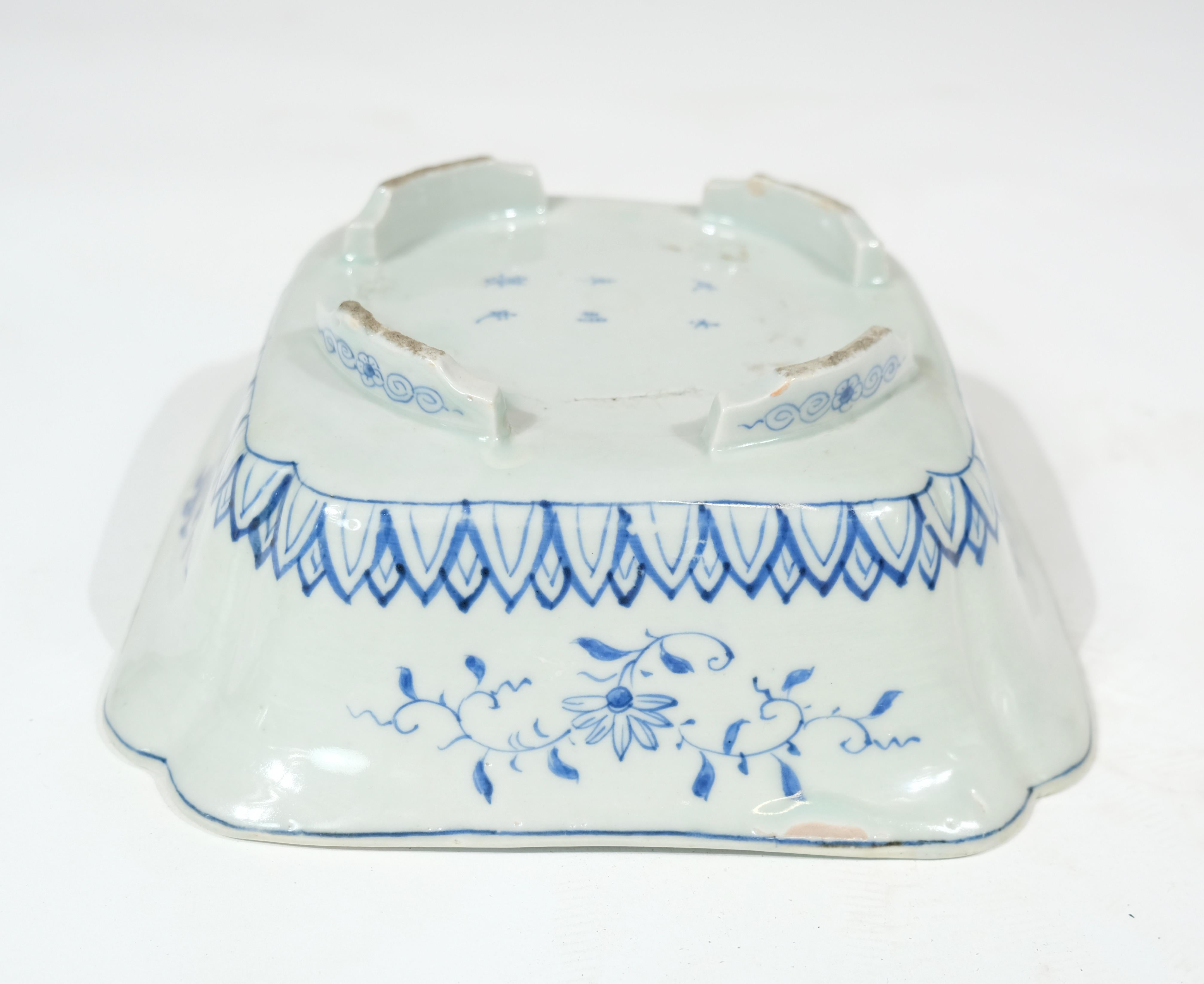 Japanese porcelain bowl glazed in white and blue, 19th C For Sale 3