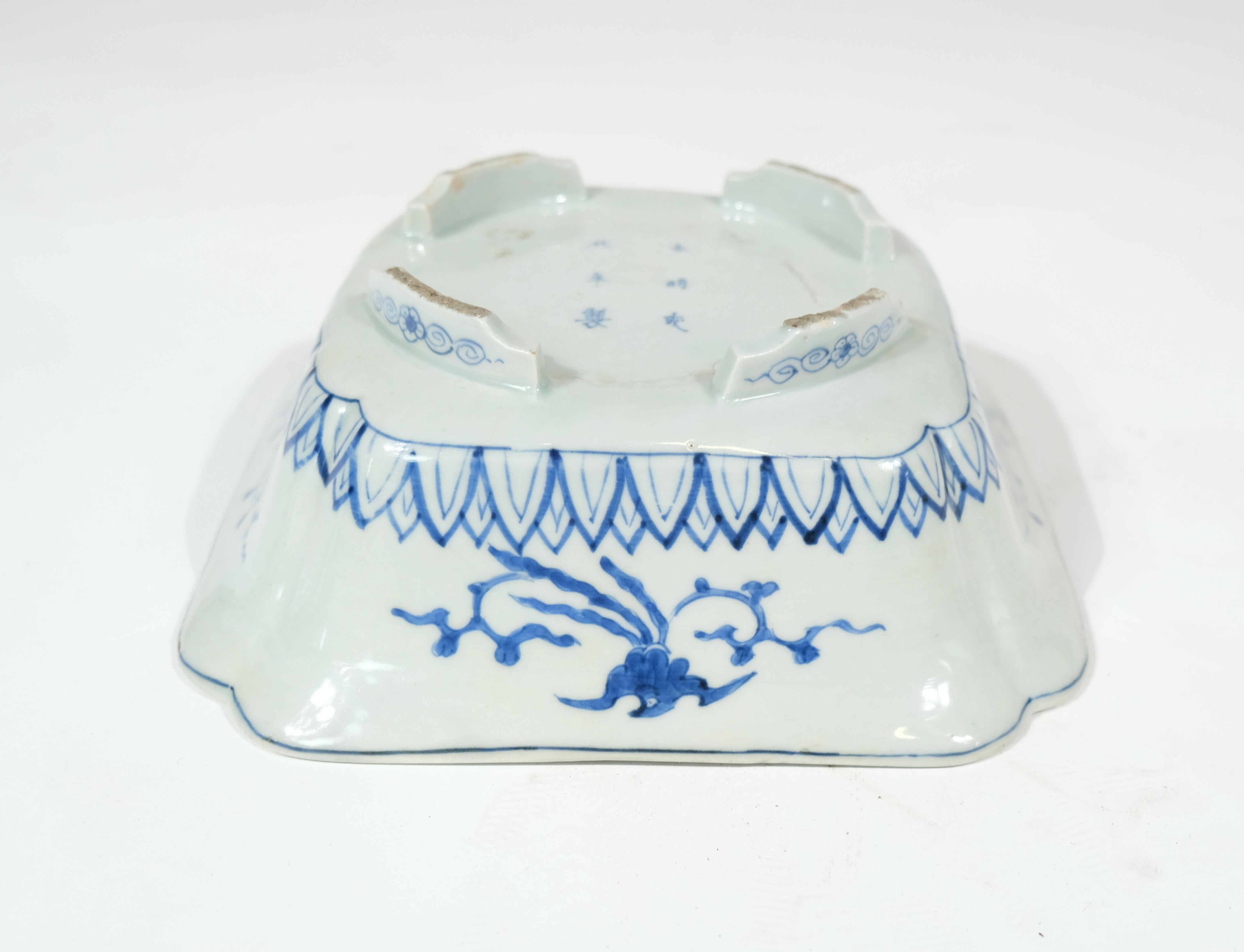 Japanese porcelain bowl glazed in white and blue, 19th C For Sale 4