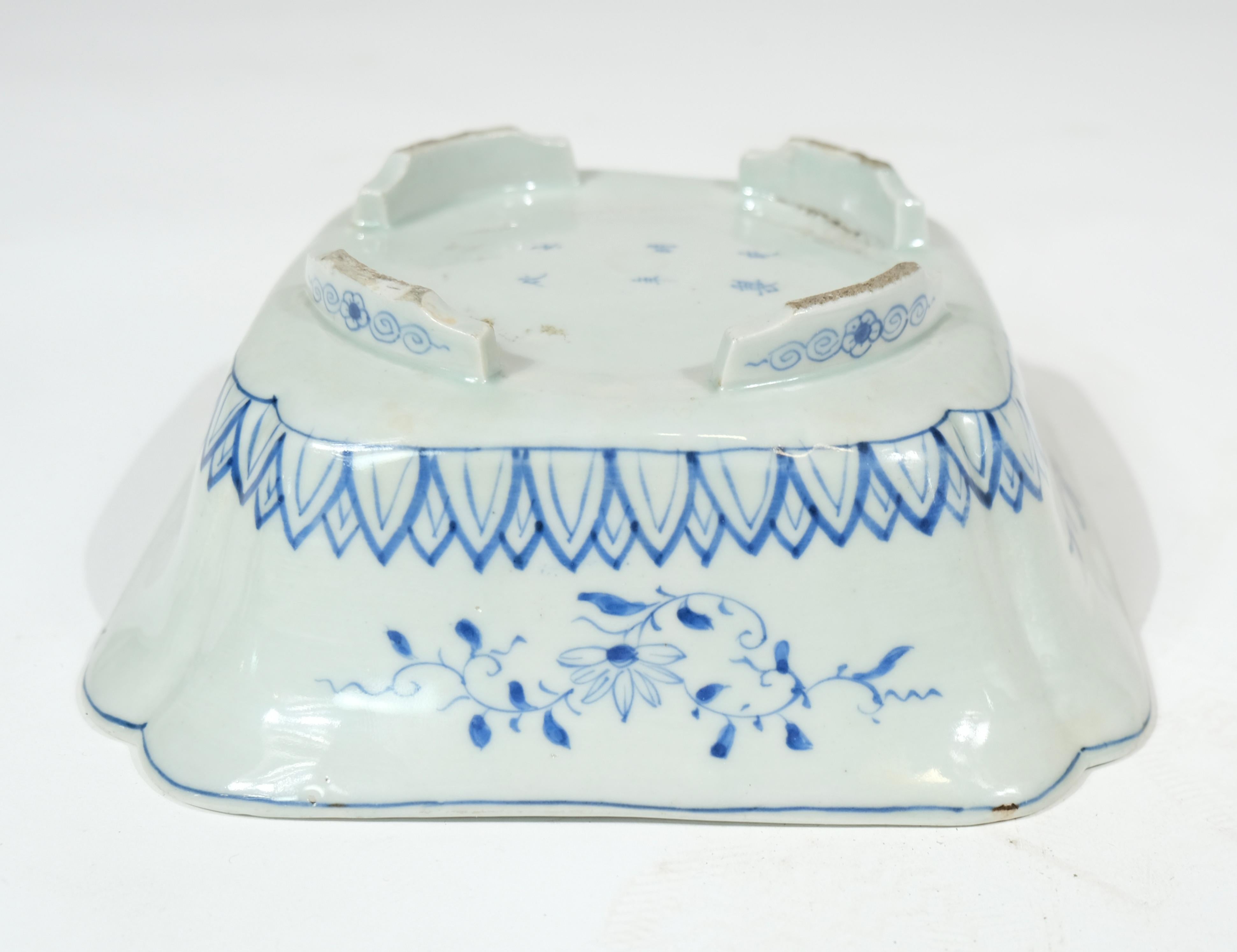 Japanese porcelain bowl glazed in white and blue, 19th C For Sale 5