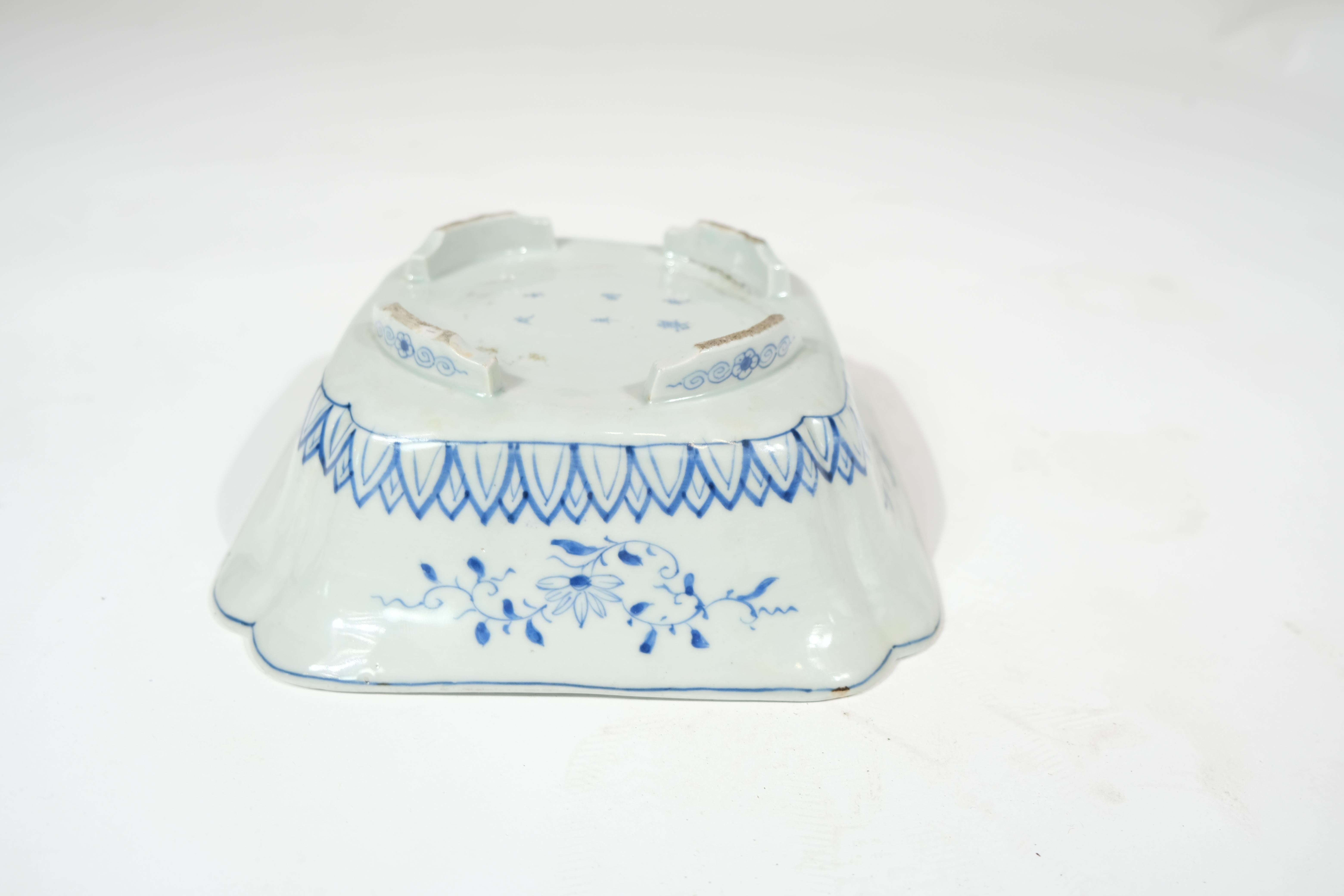 Japanese porcelain bowl glazed in white and blue, 19th C For Sale 6