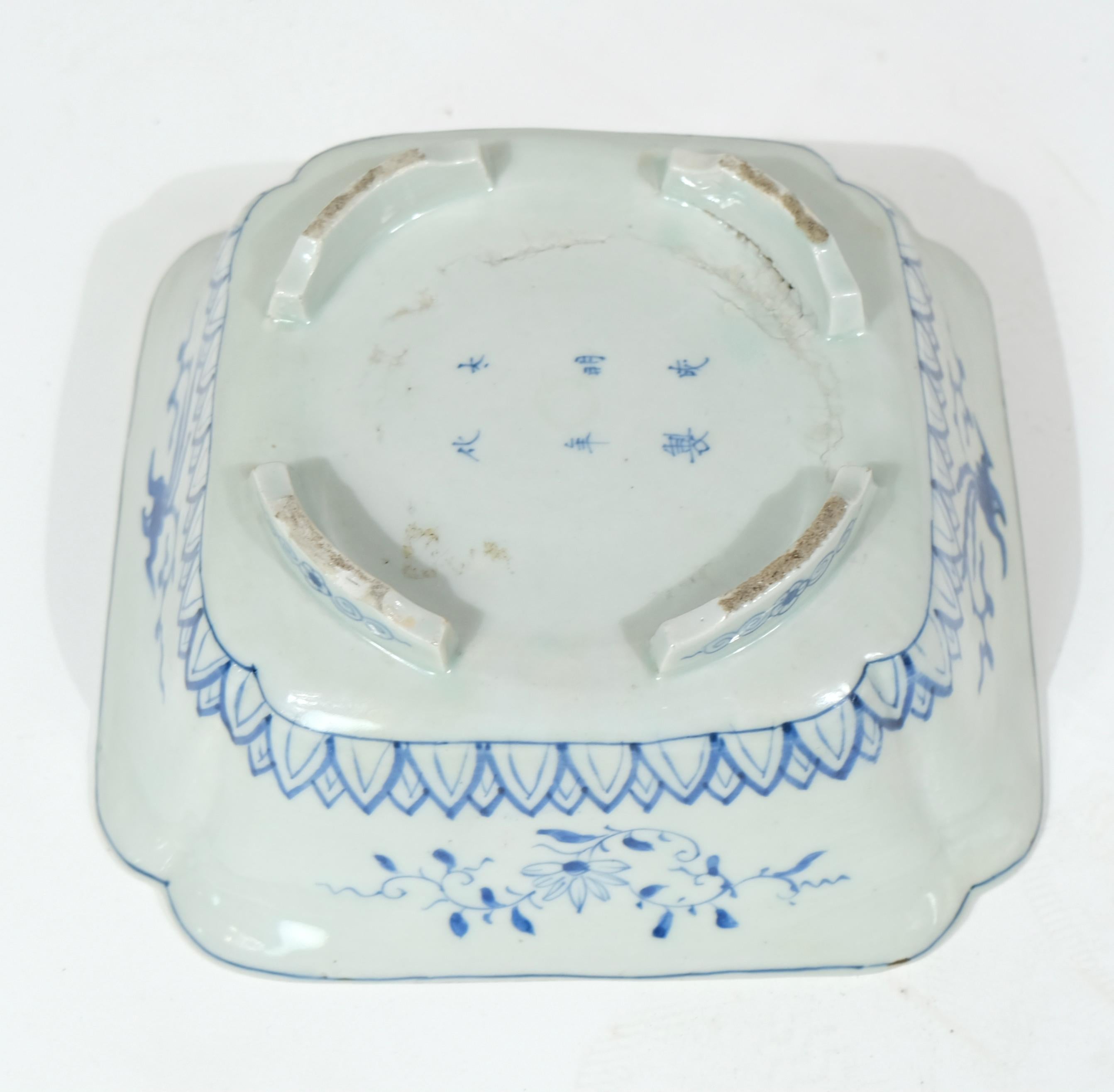 Japanese porcelain bowl glazed in white and blue, 19th C For Sale 7