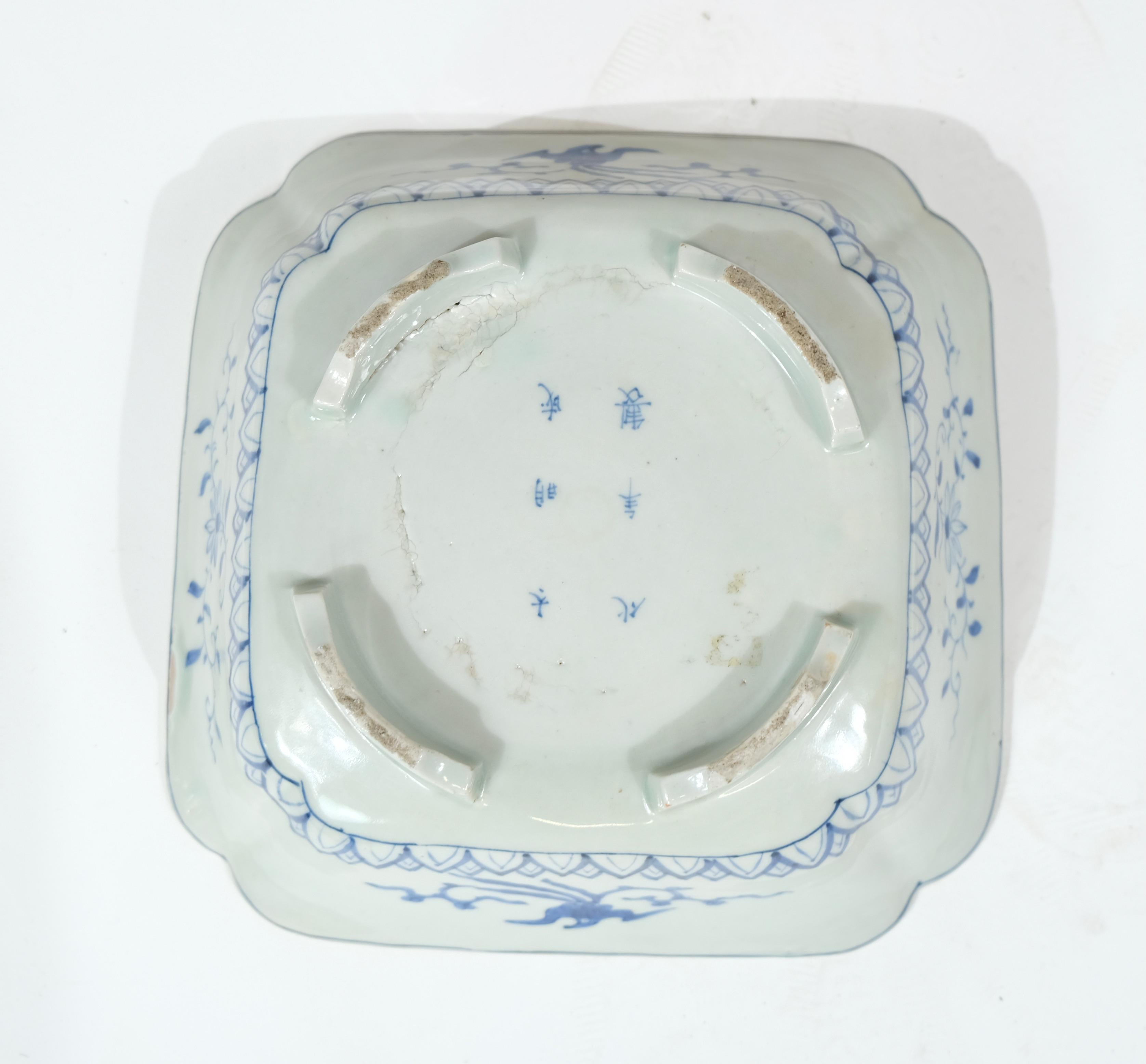 Japanese porcelain bowl glazed in white and blue, 19th C For Sale 1