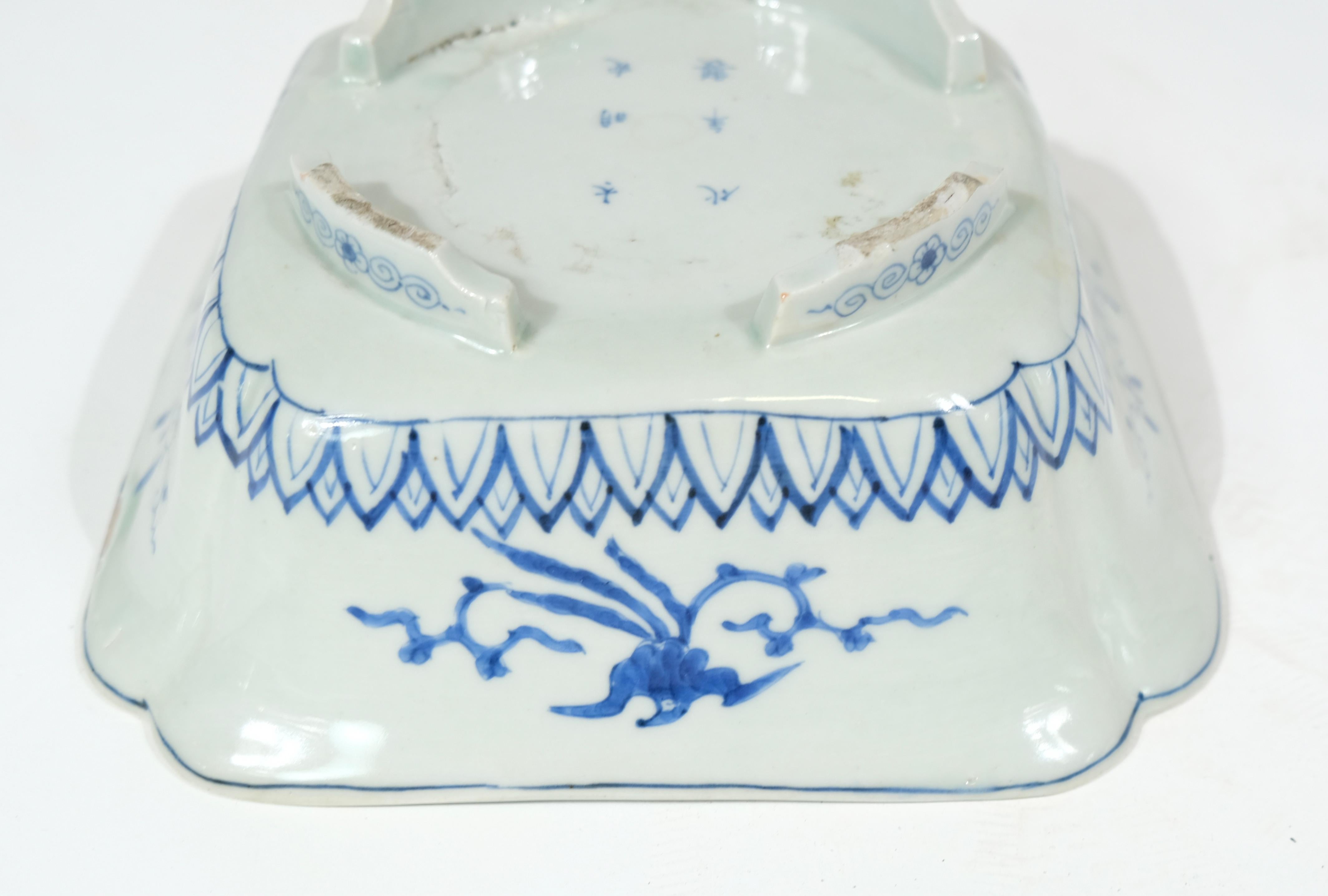 Bol en porcelaine japonaise émaillée en blanc et bleu, 19ème s en vente 1