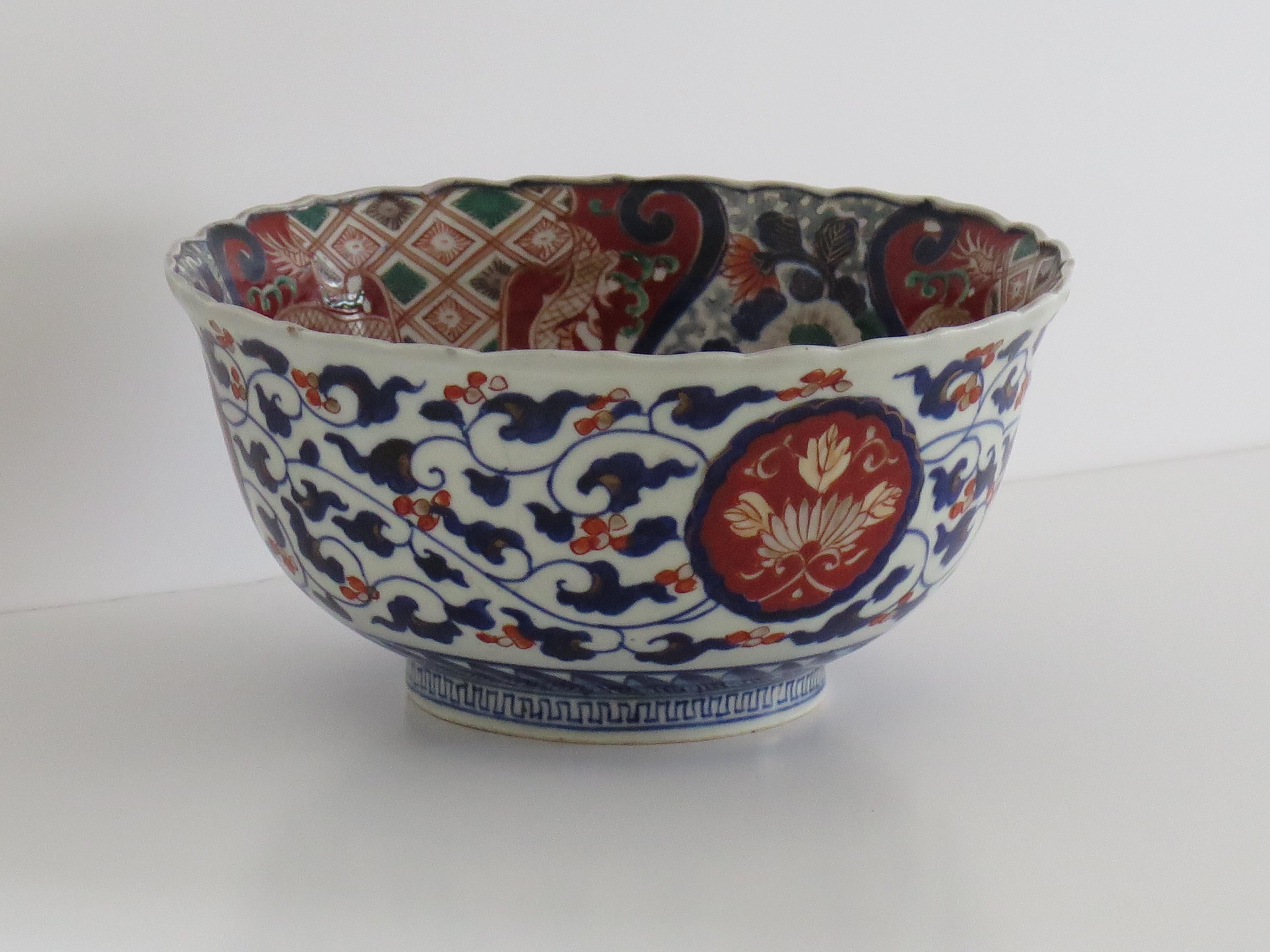 Japanese Porcelain Bowl Hand-Painted Vines, flowers & Dragons, Meiji Ca 1860 In Good Condition For Sale In Lincoln, Lincolnshire