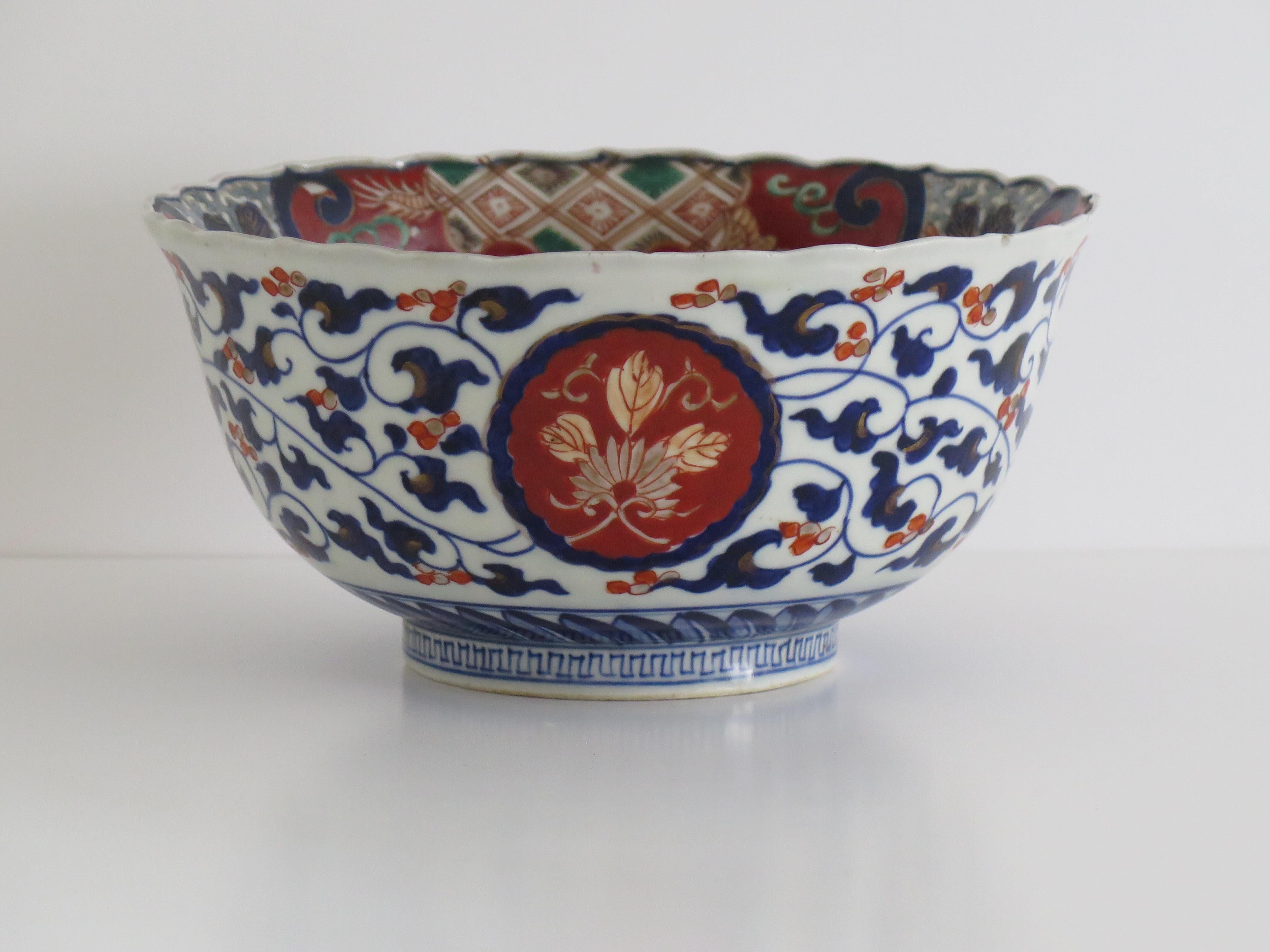 Japanese Porcelain Bowl Hand-Painted Vines, flowers & Dragons, Meiji Ca 1860 For Sale 2