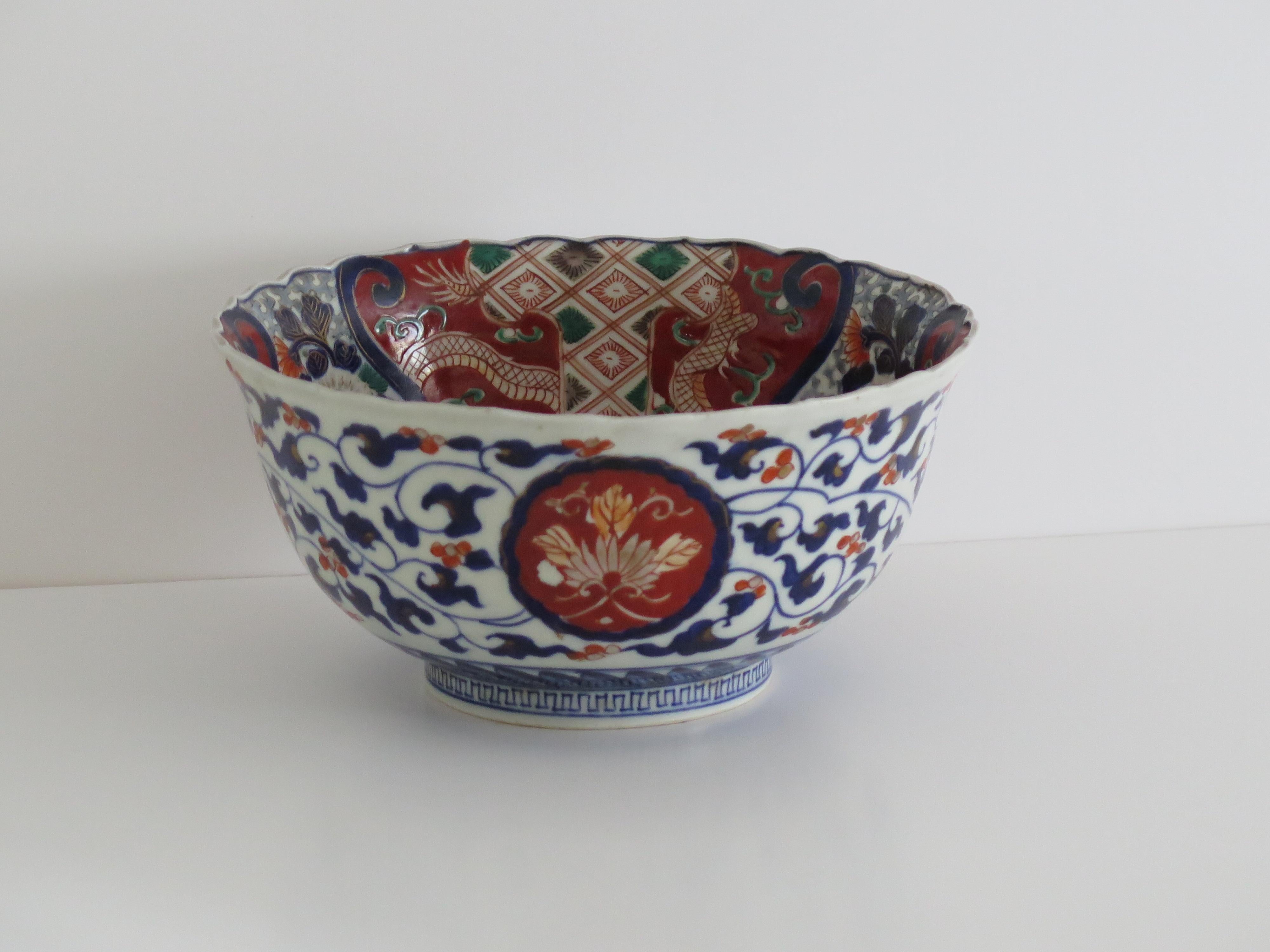 Japanese Porcelain Bowl Hand-Painted Vines, flowers & Dragons, Meiji Ca 1860 For Sale 3