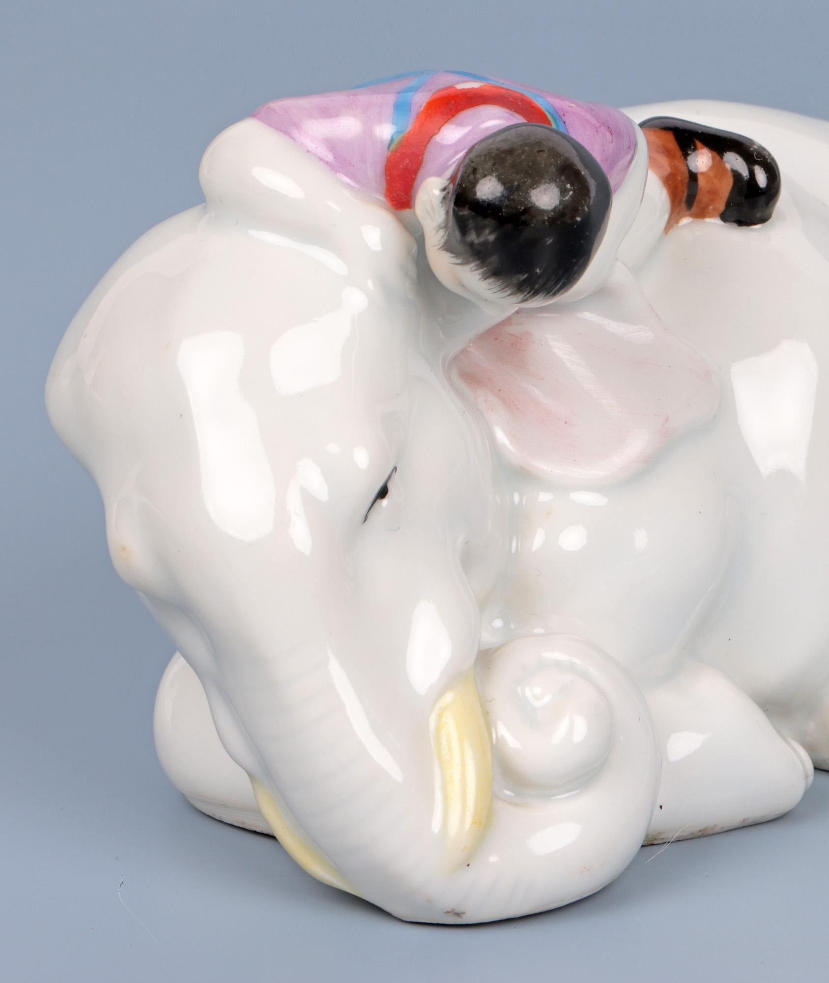 Porcelaine Figure de garçon en porcelaine japonaise avec éléphant  en vente