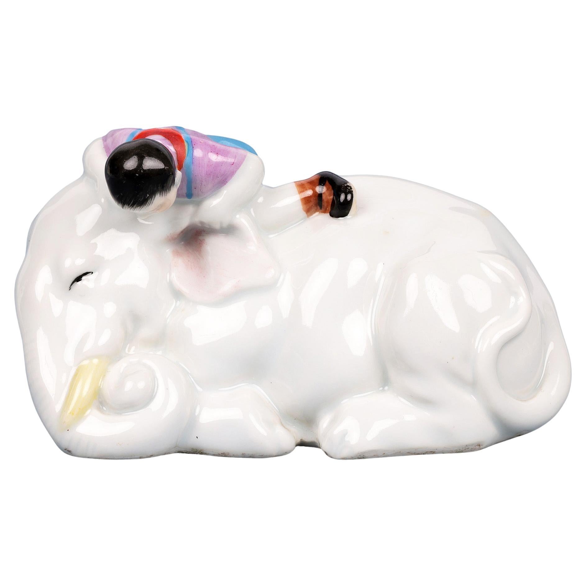 Figure de garçon en porcelaine japonaise avec éléphant  en vente