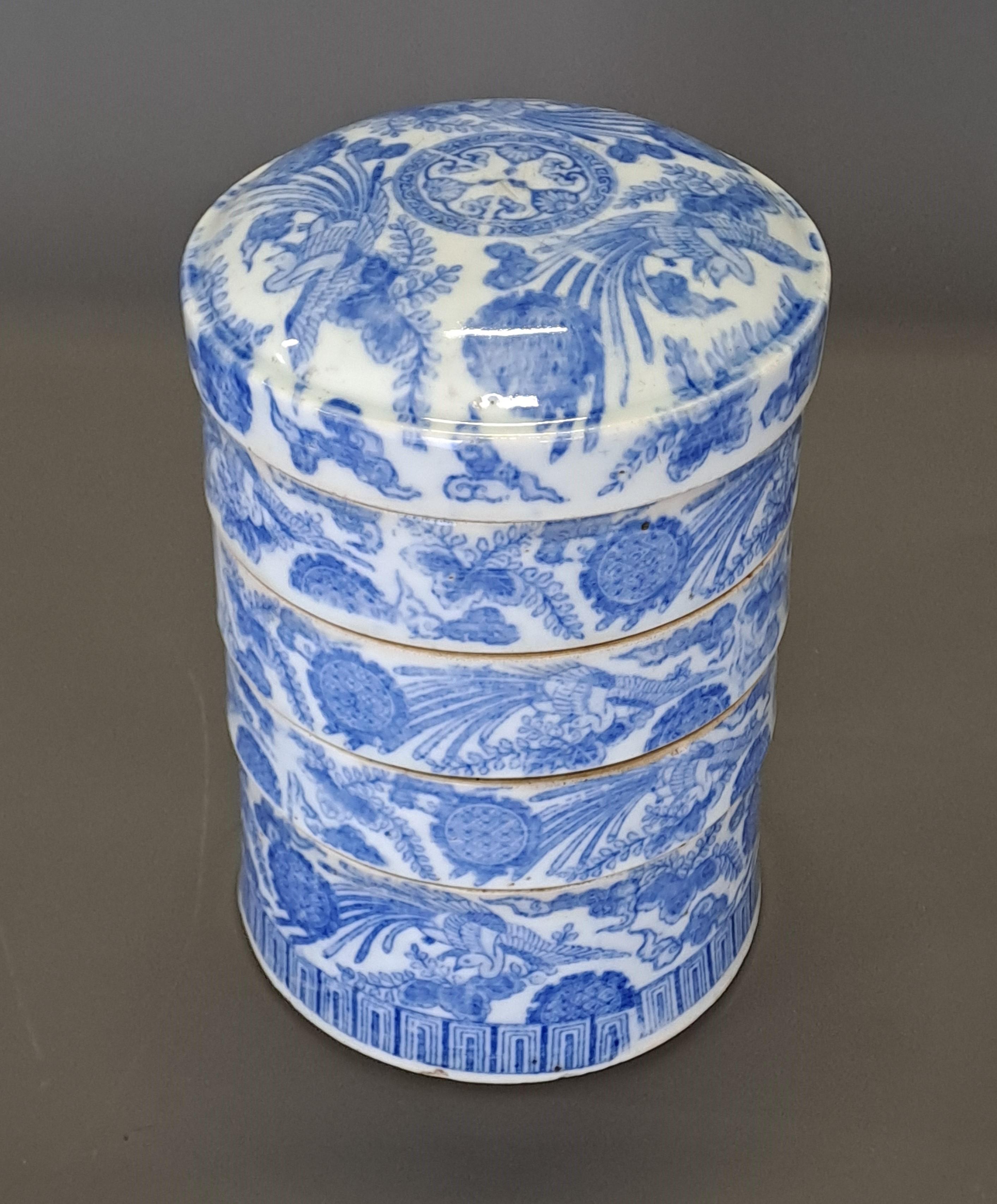 Ensemble composé de trois bols, d'un pot et d'un couvercle, emboîtés les uns dans les autres, en porcelaine japonaise blanc bleu décorée de feuillages et d'oiseaux.
Très bon état, quelques traces d'utilisation.
