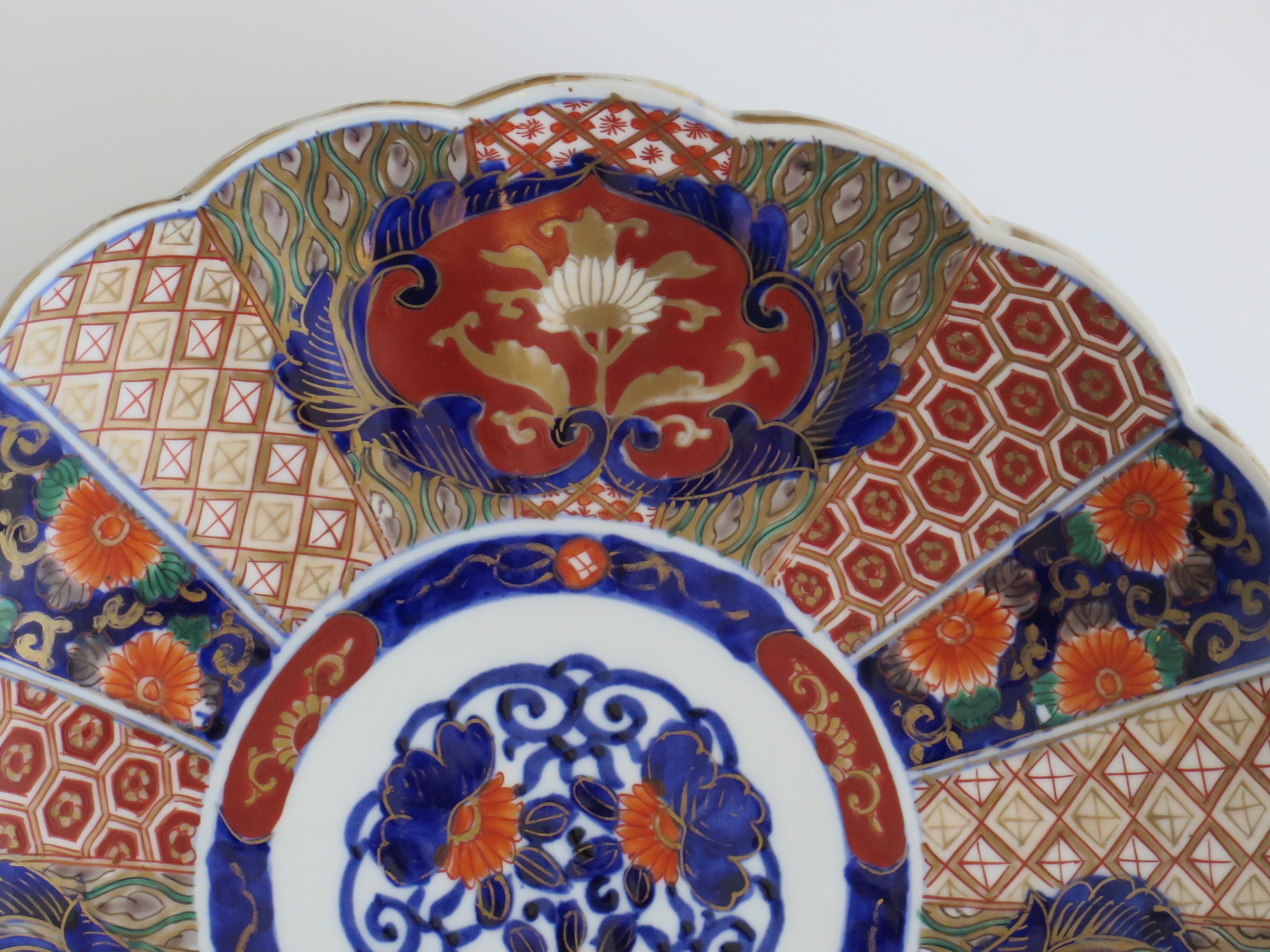 Japanischer Porzellanteller oder großer Teller, handbemalt Imari, Meiji-Periode, 19. Jahrhundert  (Handbemalt) im Angebot