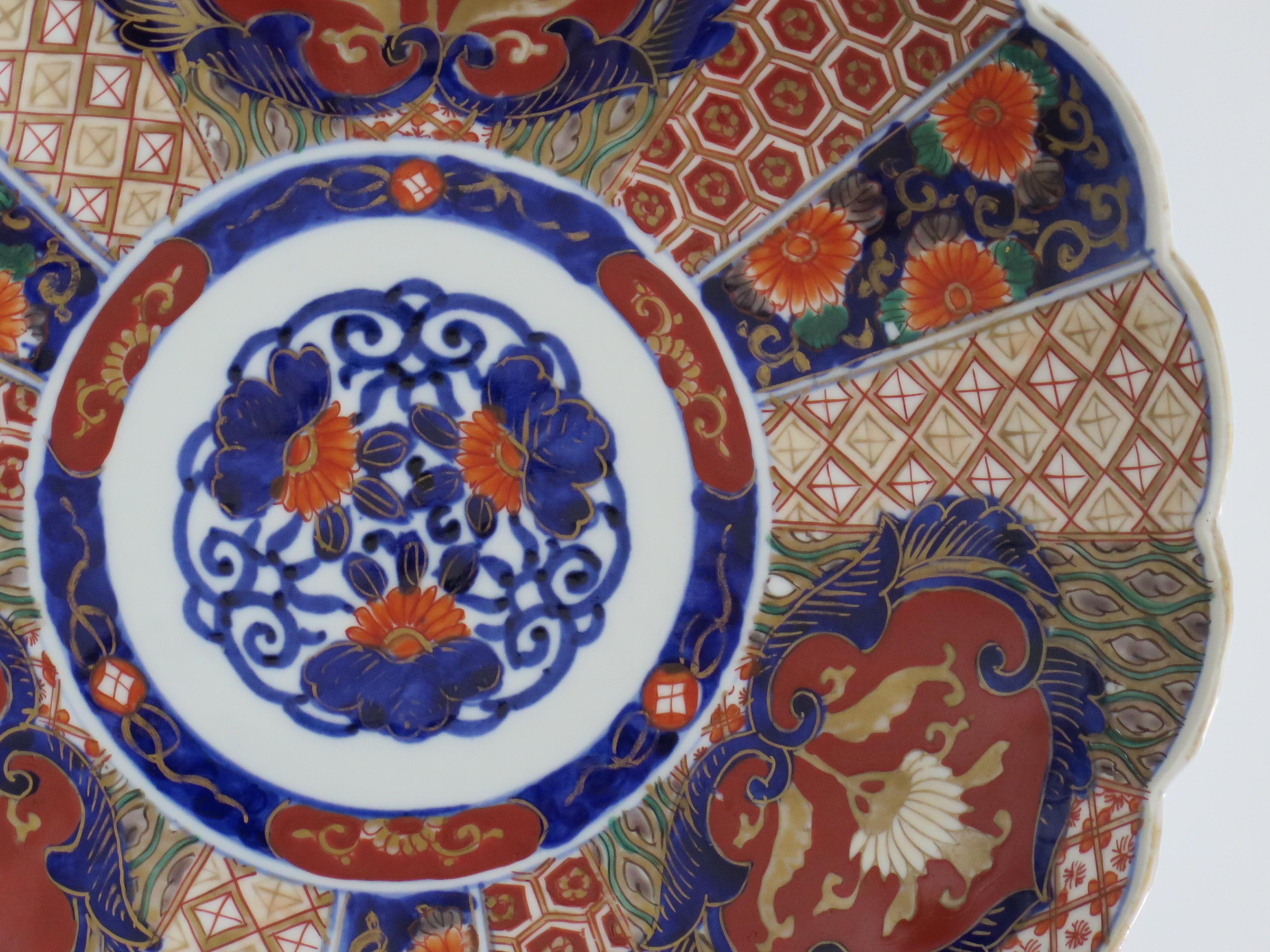 Japanischer Porzellanteller oder großer Teller, handbemalt Imari, Meiji-Periode, 19. Jahrhundert  im Zustand „Gut“ im Angebot in Lincoln, Lincolnshire