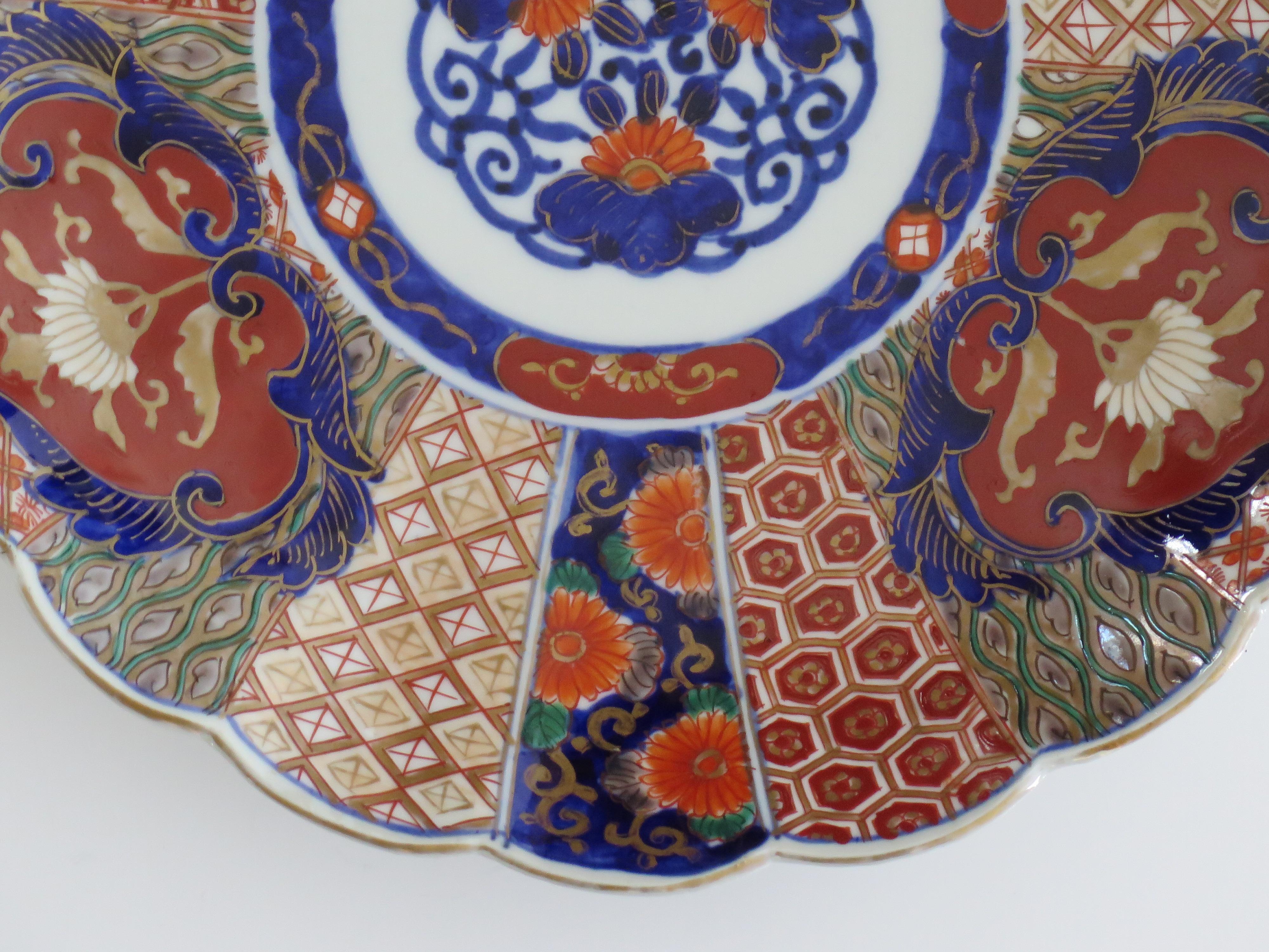 Japanischer Porzellanteller oder großer Teller, handbemalt Imari, Meiji-Periode, 19. Jahrhundert  im Angebot 1