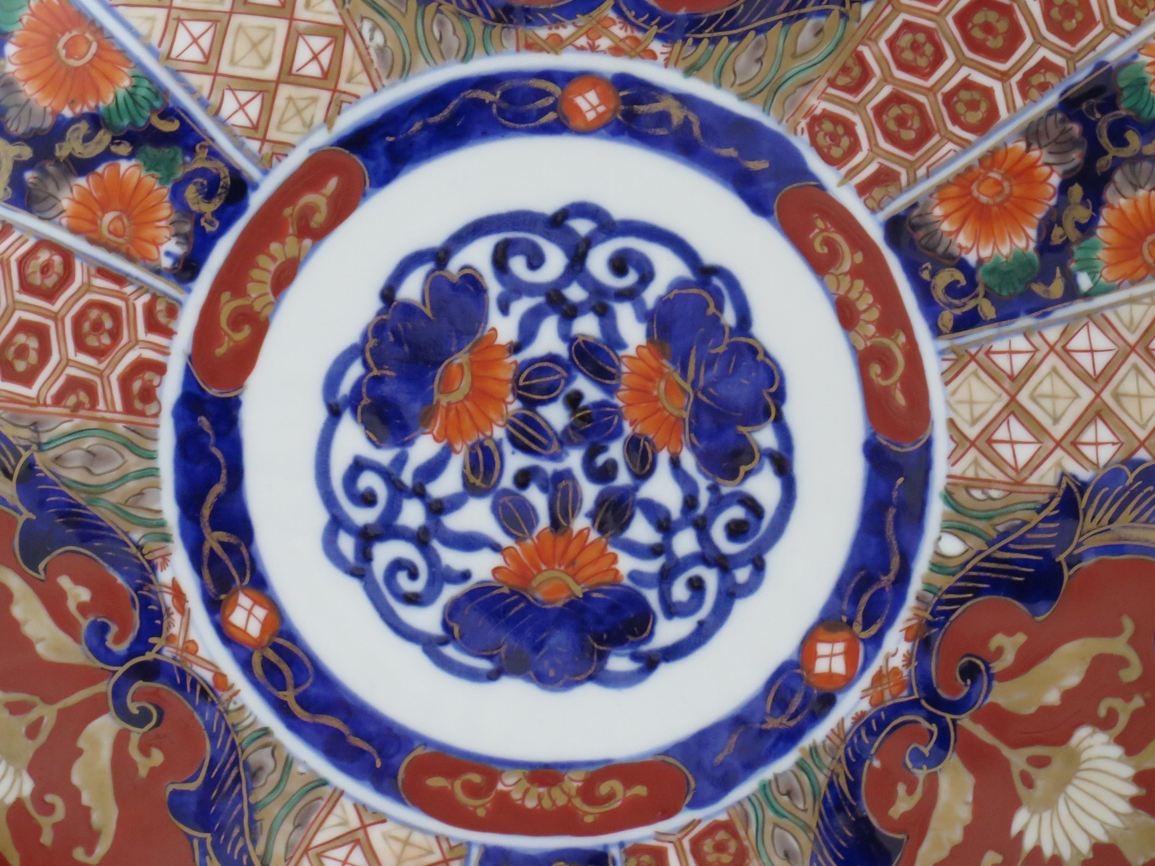 Japanischer Porzellanteller oder großer Teller, handbemalt Imari, Meiji-Periode, 19. Jahrhundert  im Angebot 3