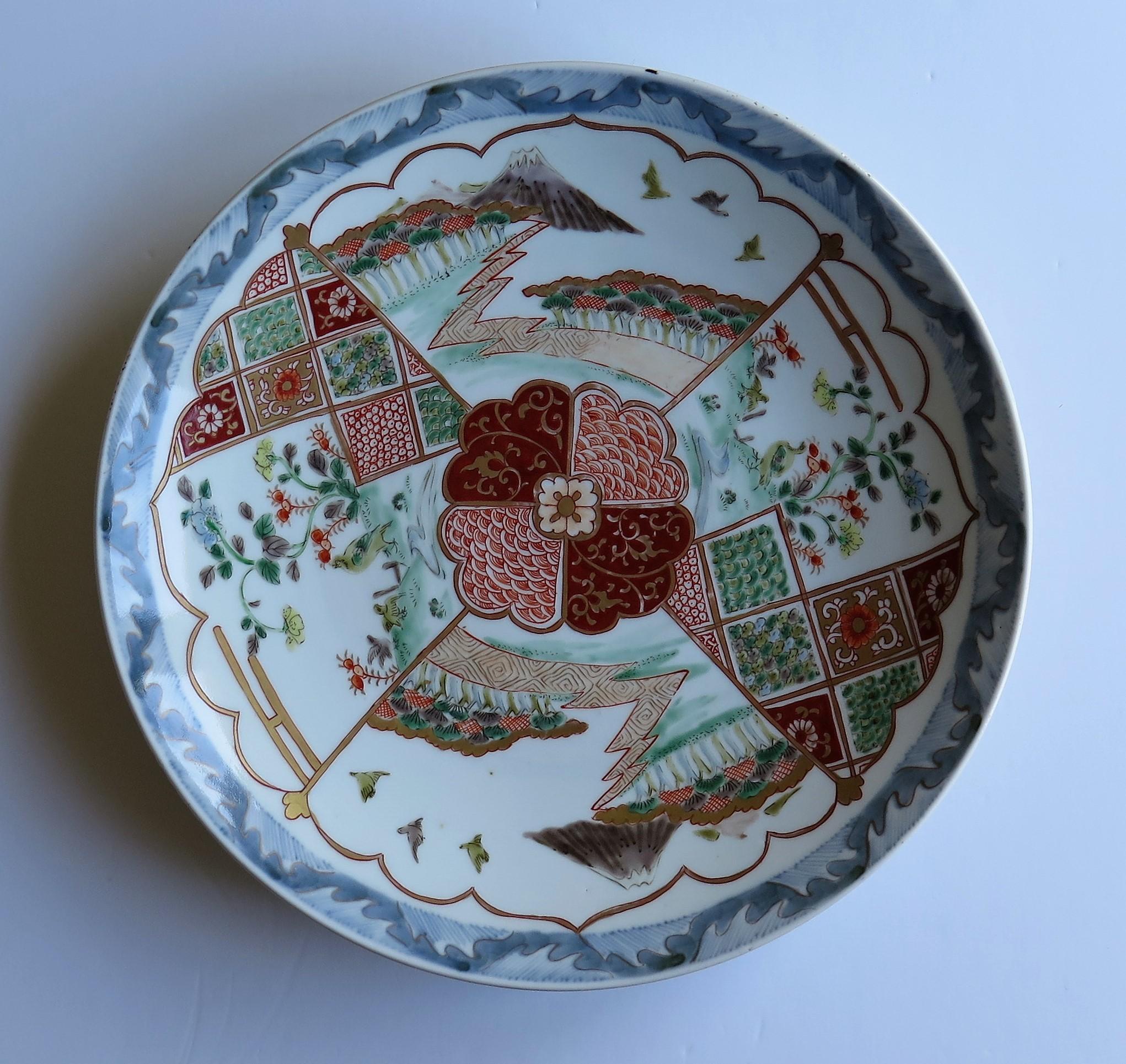 Dies ist ein hervorragendes Beispiel für einen japanischen Porzellan Charger oder sehr großen Teller mit einem fein handgemalten Design, aus der Edo-Zeit um 1840 oder möglicherweise früher.

Dieses Ladegerät ist ein feines, handbemaltes Exemplar,