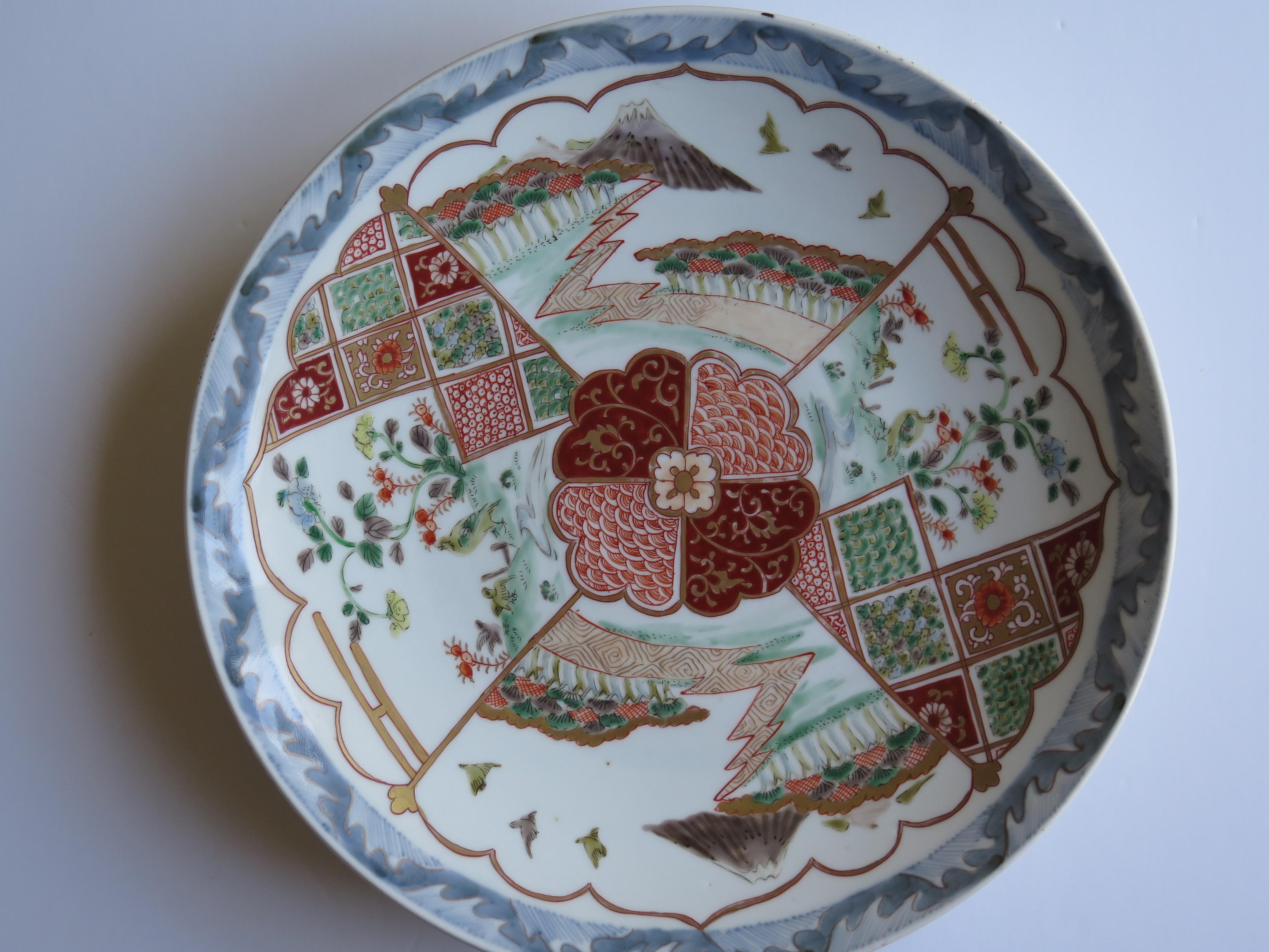 Japonais Assiette de présentation en porcelaine japonaise finement peinte à la main, période Edo vers 1840 en vente