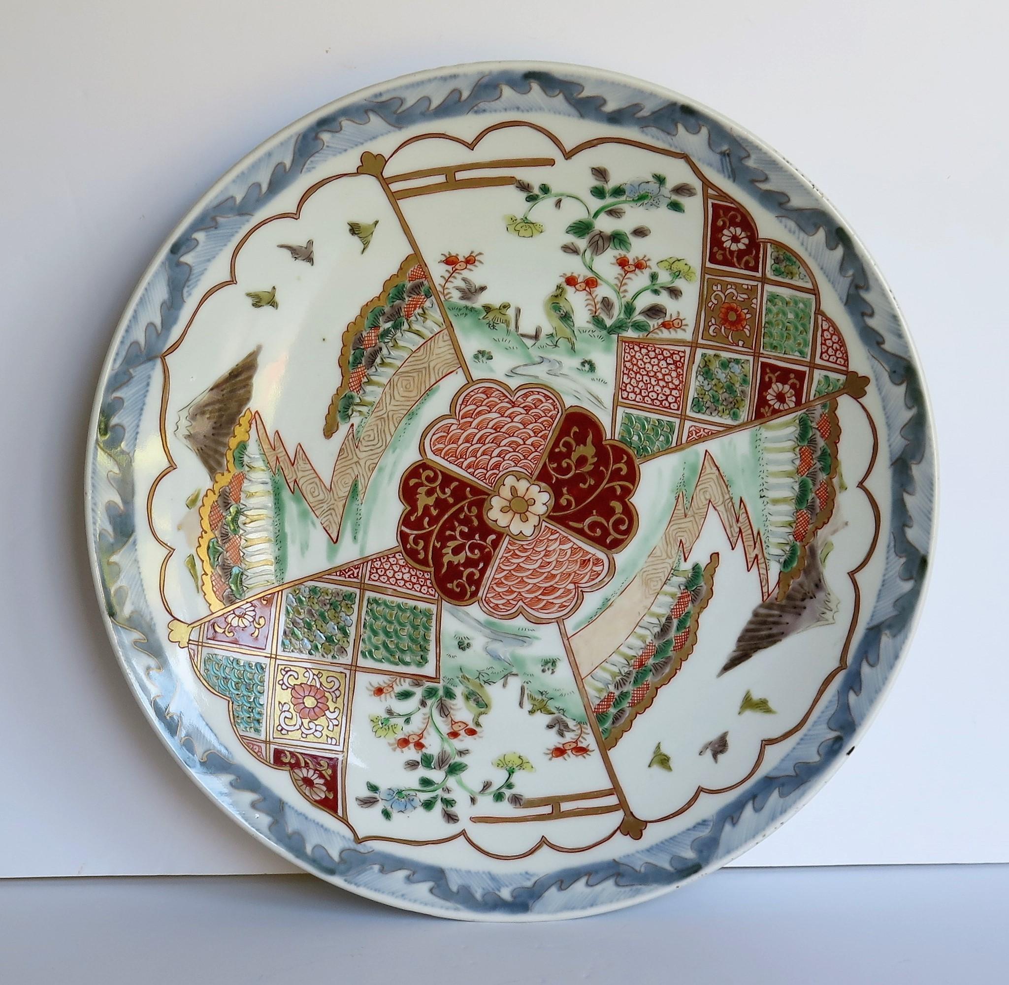 Peint à la main Assiette de présentation en porcelaine japonaise finement peinte à la main, période Edo vers 1840 en vente