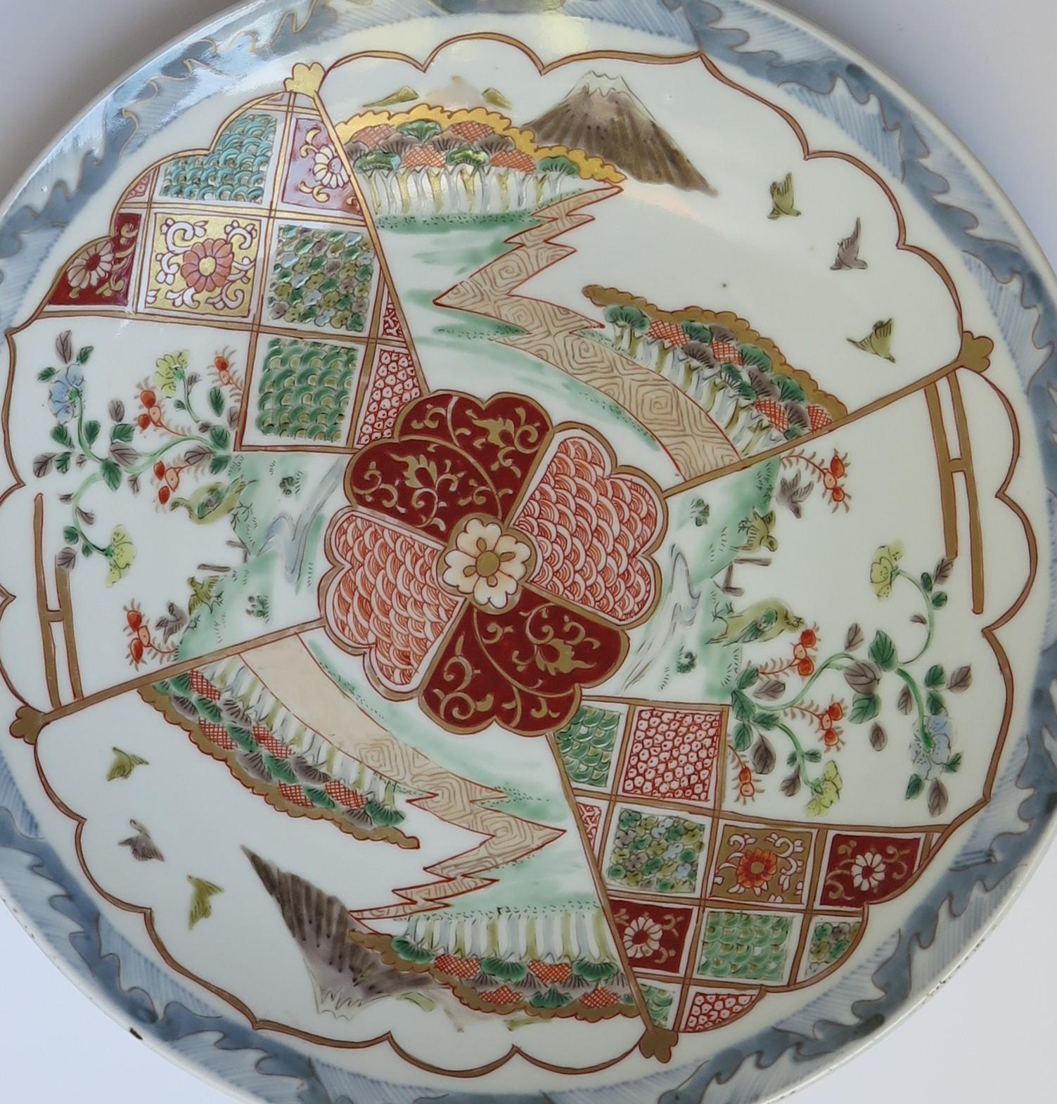 Japanese Porcelain Charger Plate Finely Hand Painted, Edo Period Circa 1840 In Good Condition For Sale In Lincoln, Lincolnshire