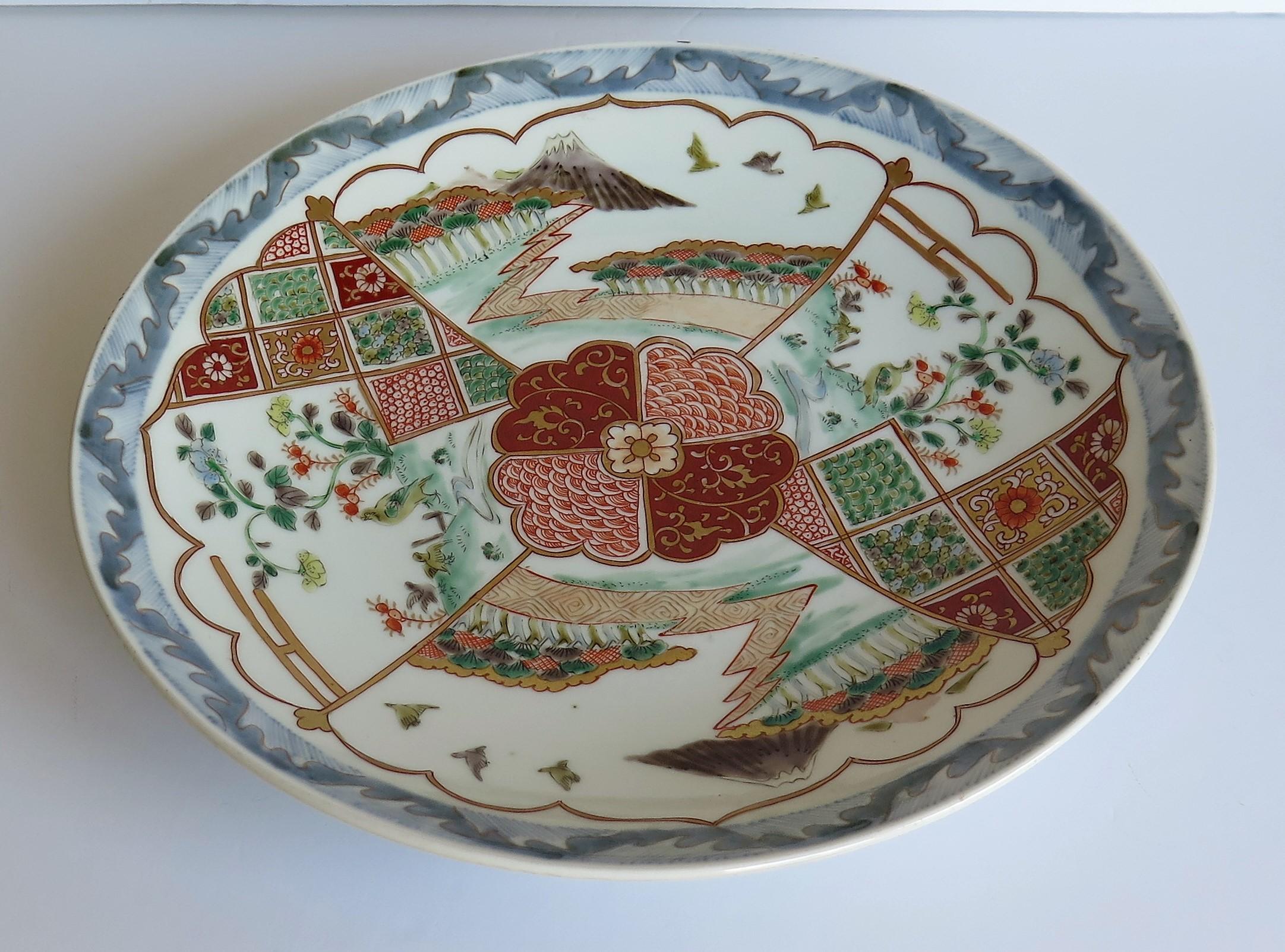 XIXe siècle Assiette de présentation en porcelaine japonaise finement peinte à la main, période Edo vers 1840 en vente
