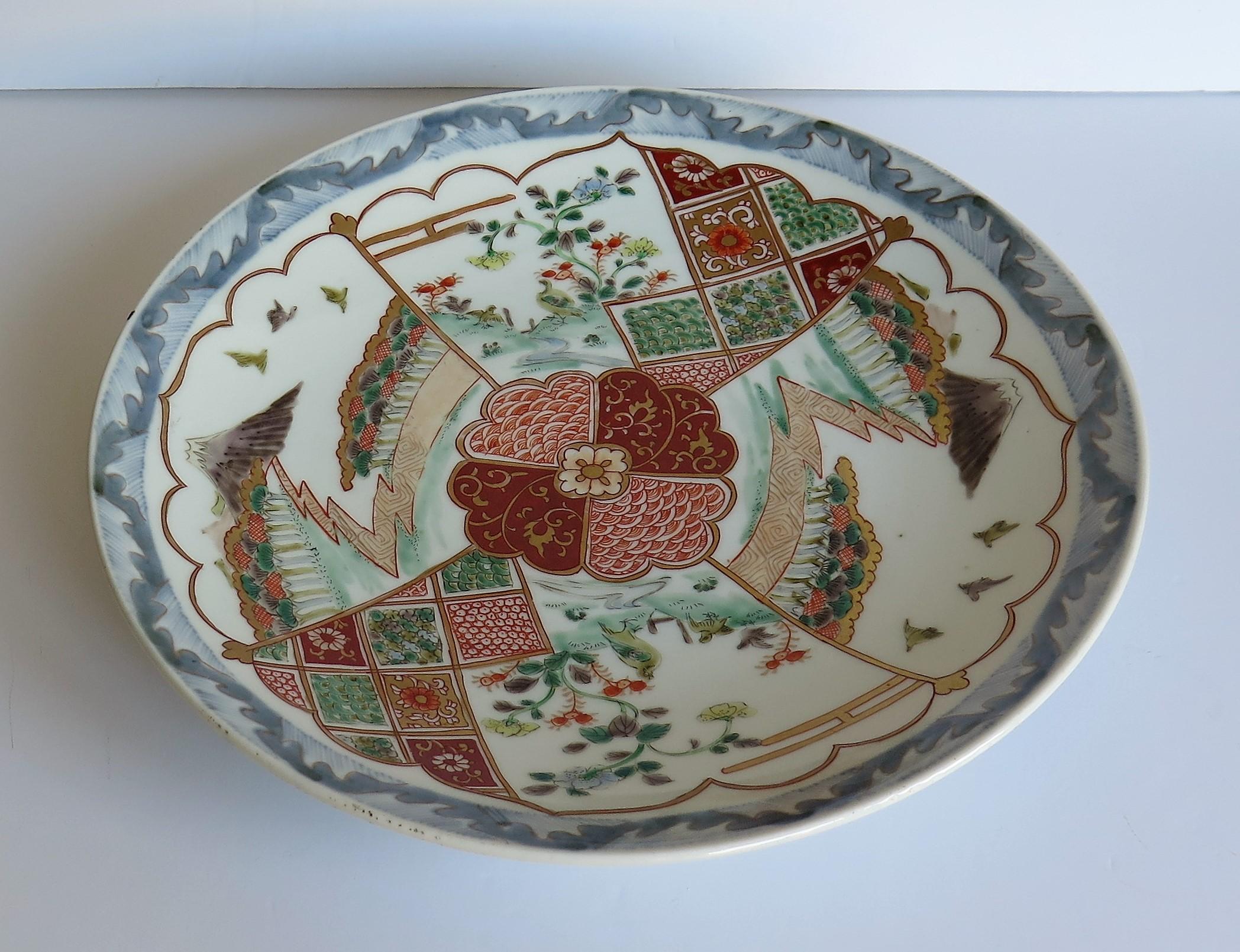 Assiette de présentation en porcelaine japonaise finement peinte à la main, période Edo vers 1840 en vente 1