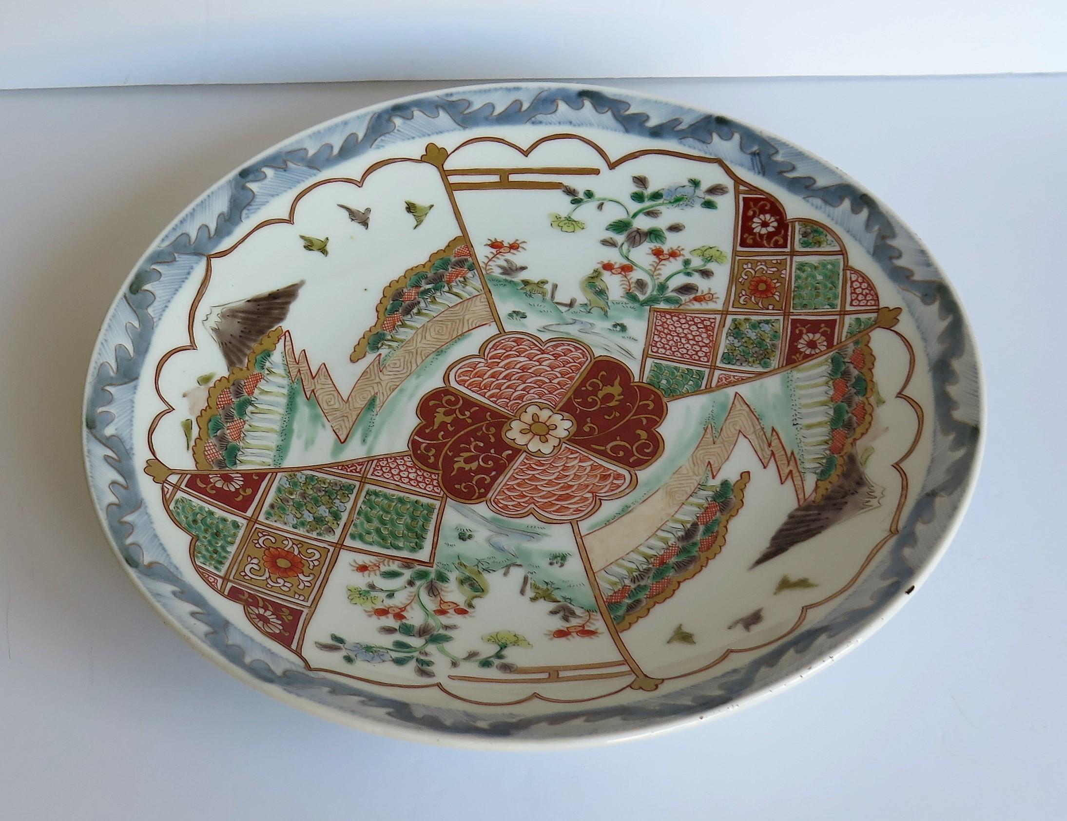 Assiette de présentation en porcelaine japonaise finement peinte à la main, période Edo vers 1840 en vente 2