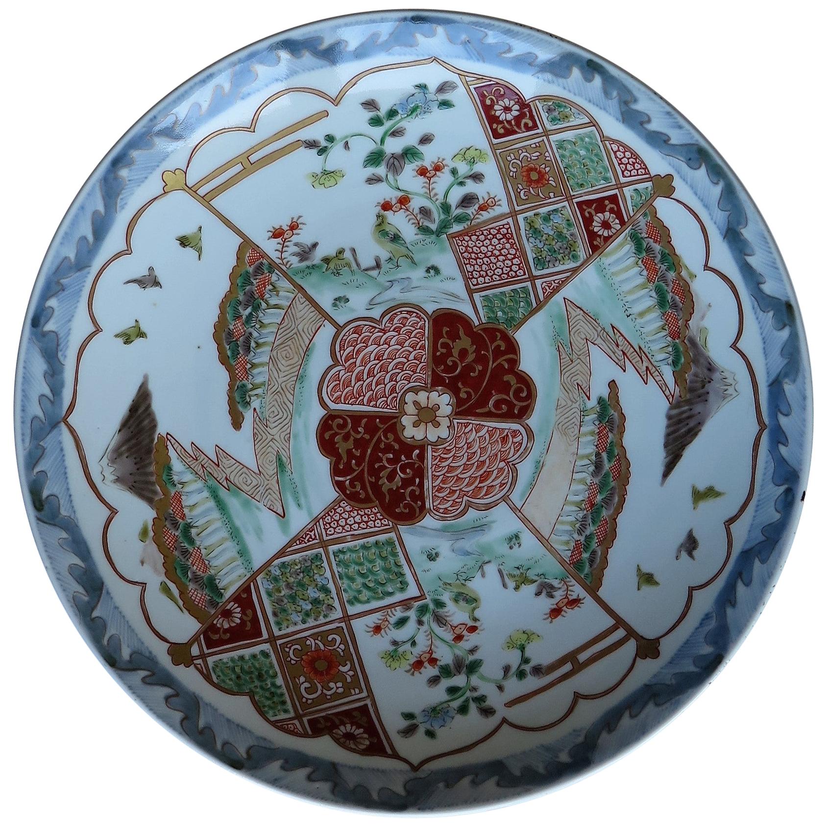 Assiette de présentation en porcelaine japonaise finement peinte à la main, période Edo vers 1840 en vente