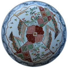 Plato Cargador de Porcelana Japonesa Finamente Pintado a Mano, Periodo Edo Circa 1840