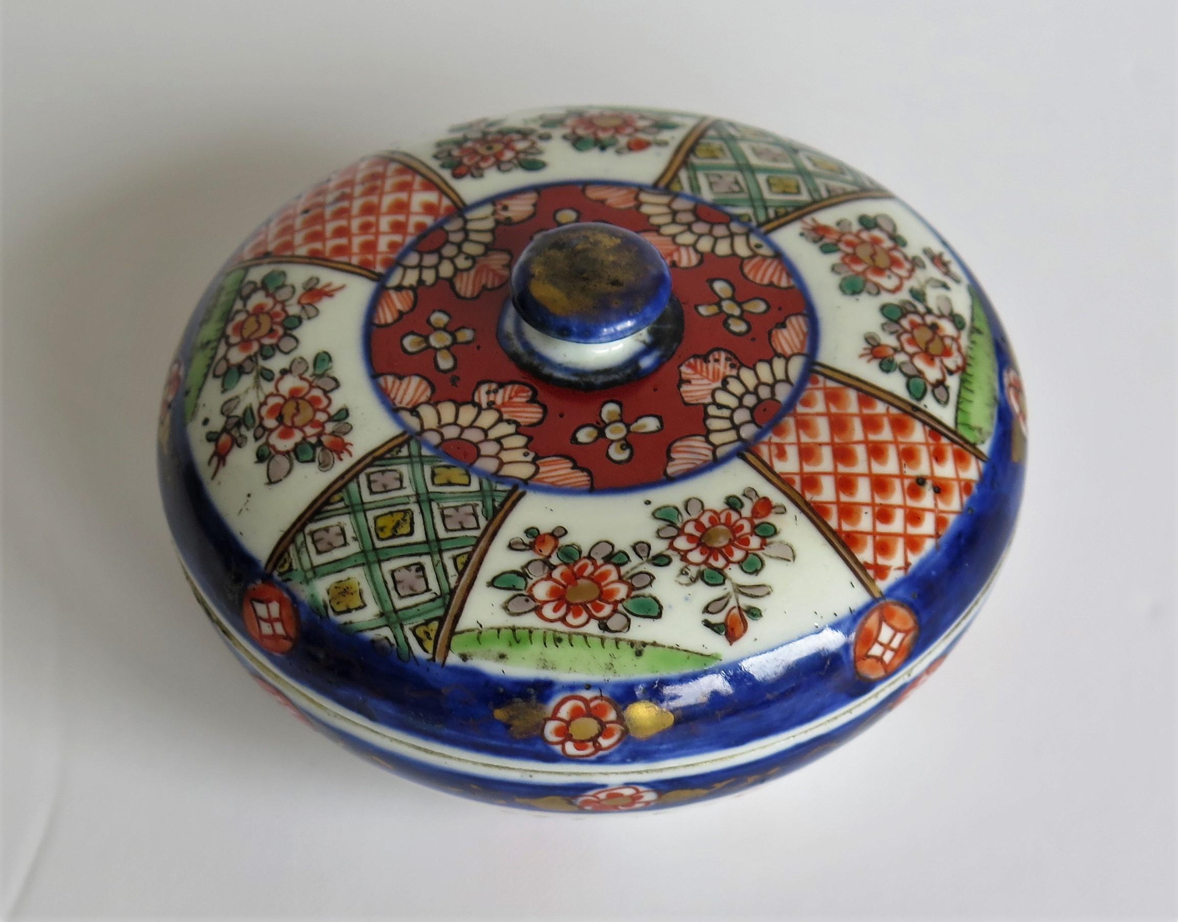 Japanese Porcelain Circular Lidded Box Hand Painted, Meiji Period circa 1880 4