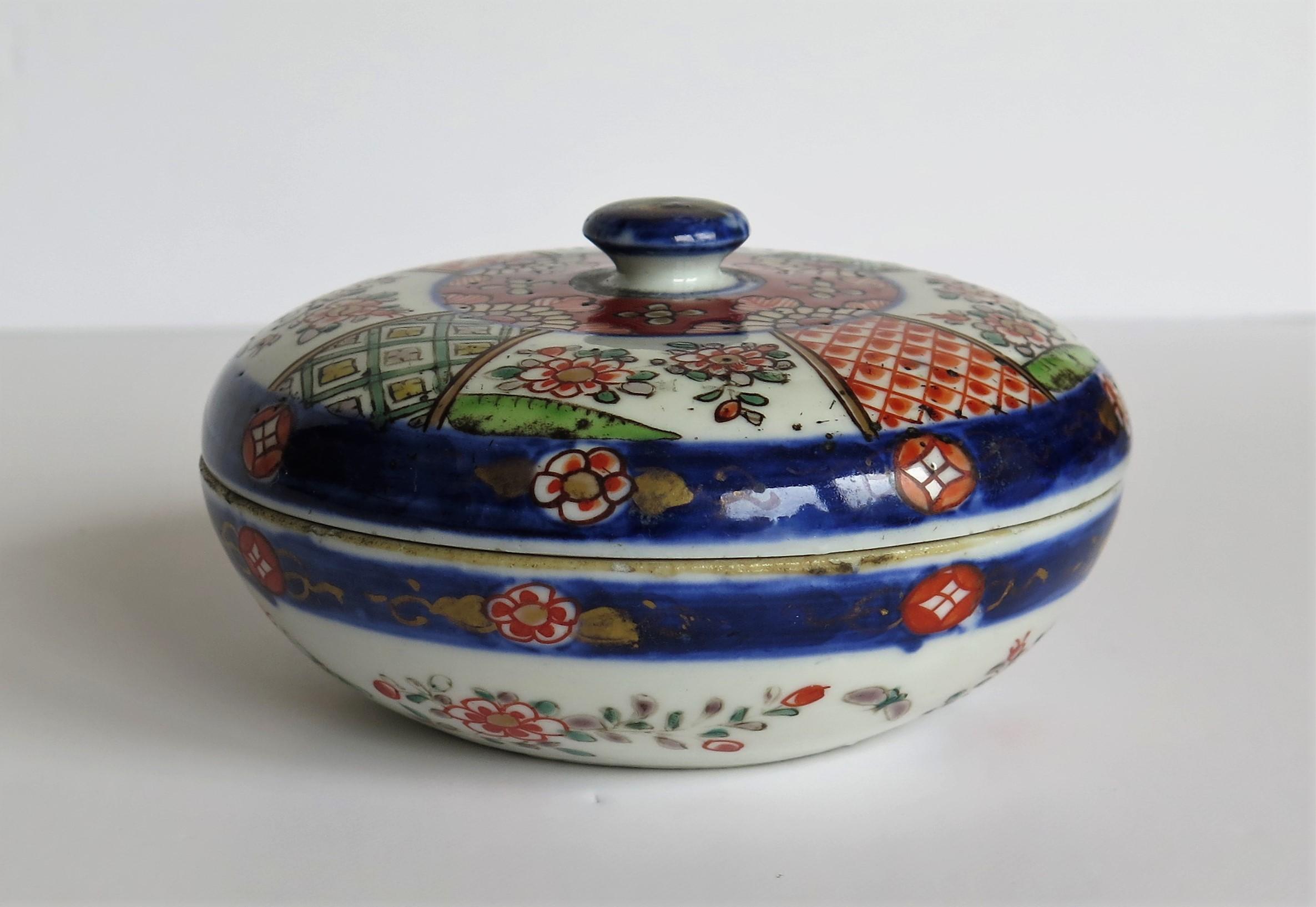 Japanese Porcelain Circular Lidded Box Hand Painted, Meiji Period circa 1880 In Good Condition In Lincoln, Lincolnshire