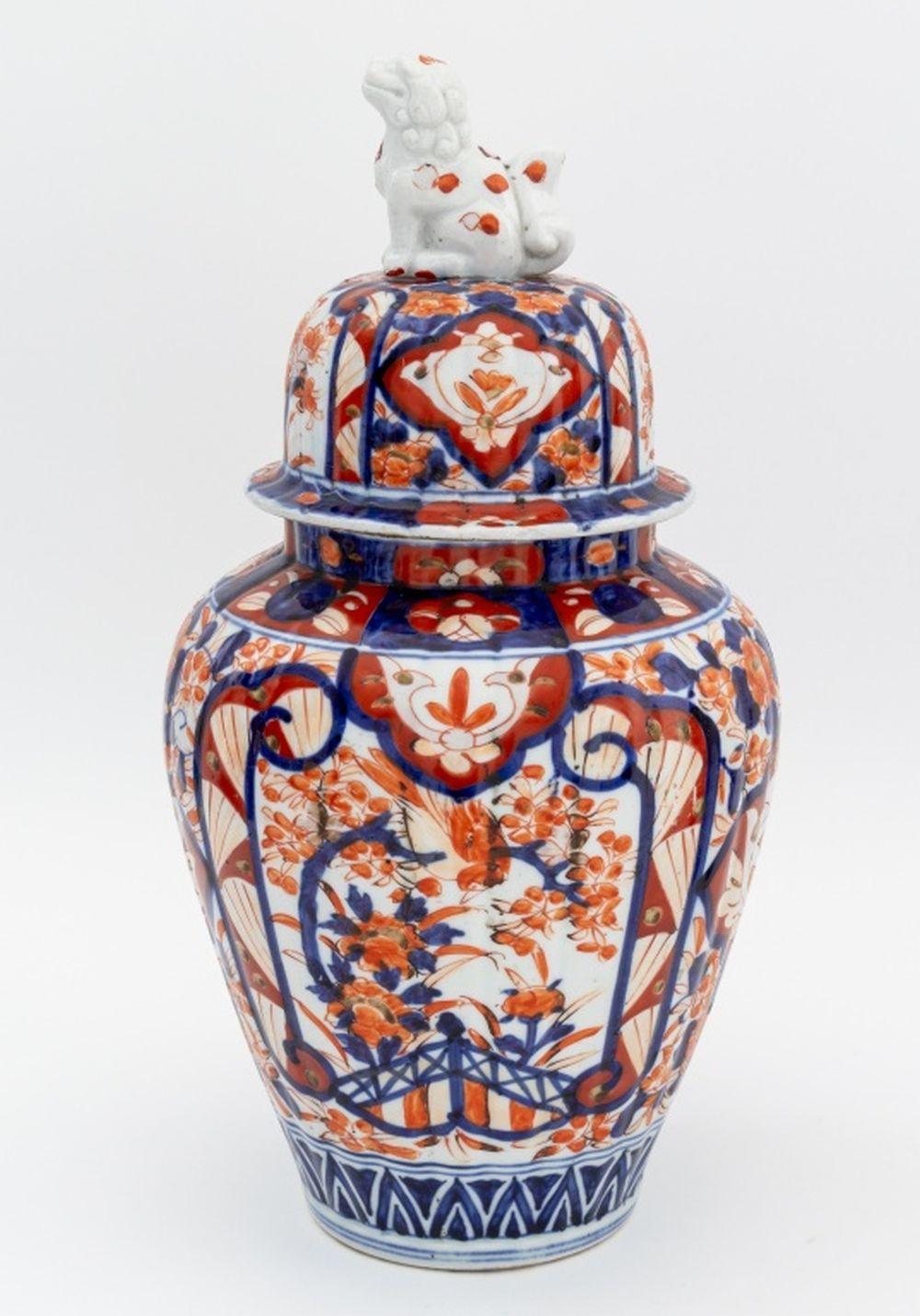Collection de trois pots à gingembre couverts en porcelaine japonaise, comprenant : (2) deux imari japonais, l'un avec un fleuron en forme de chien, et (1) un pot à fond floral bleu et blanc alterné avec un fleuron en forme de goutte d'eau. Plus