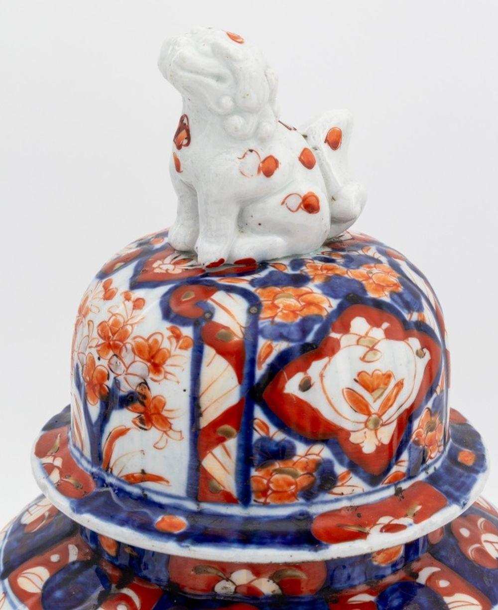 Chinois Pots à gingembre couverts en porcelaine japonaise, 3 en vente