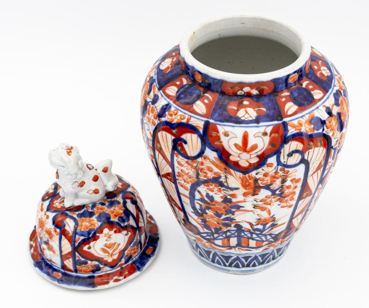 Vernissé Pots à gingembre couverts en porcelaine japonaise, 3 en vente