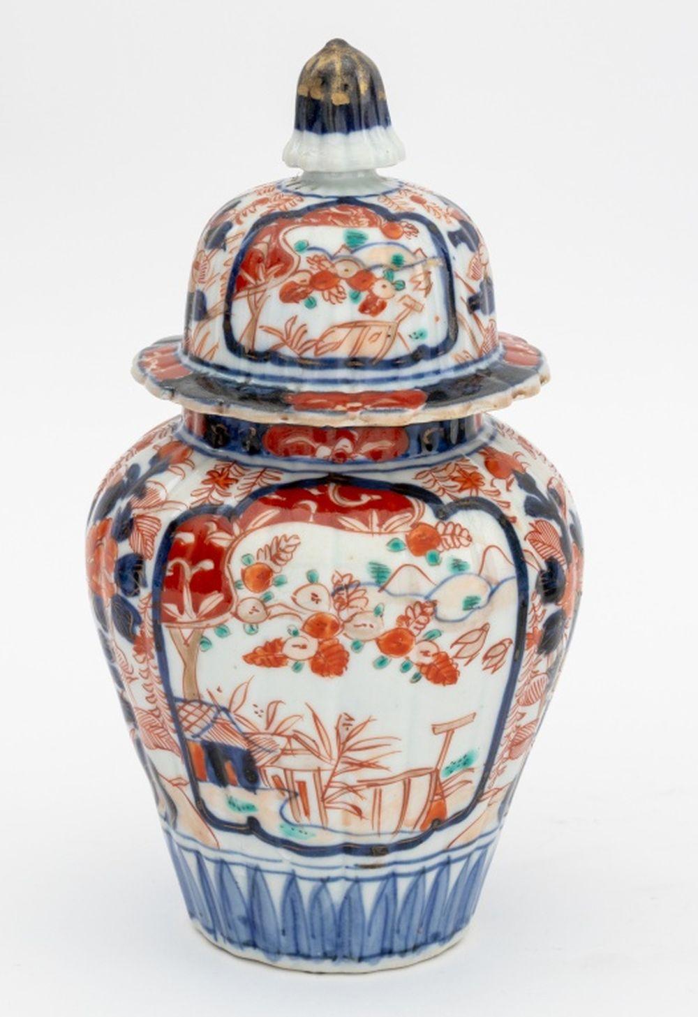 20ième siècle Pots à gingembre couverts en porcelaine japonaise, 3 en vente