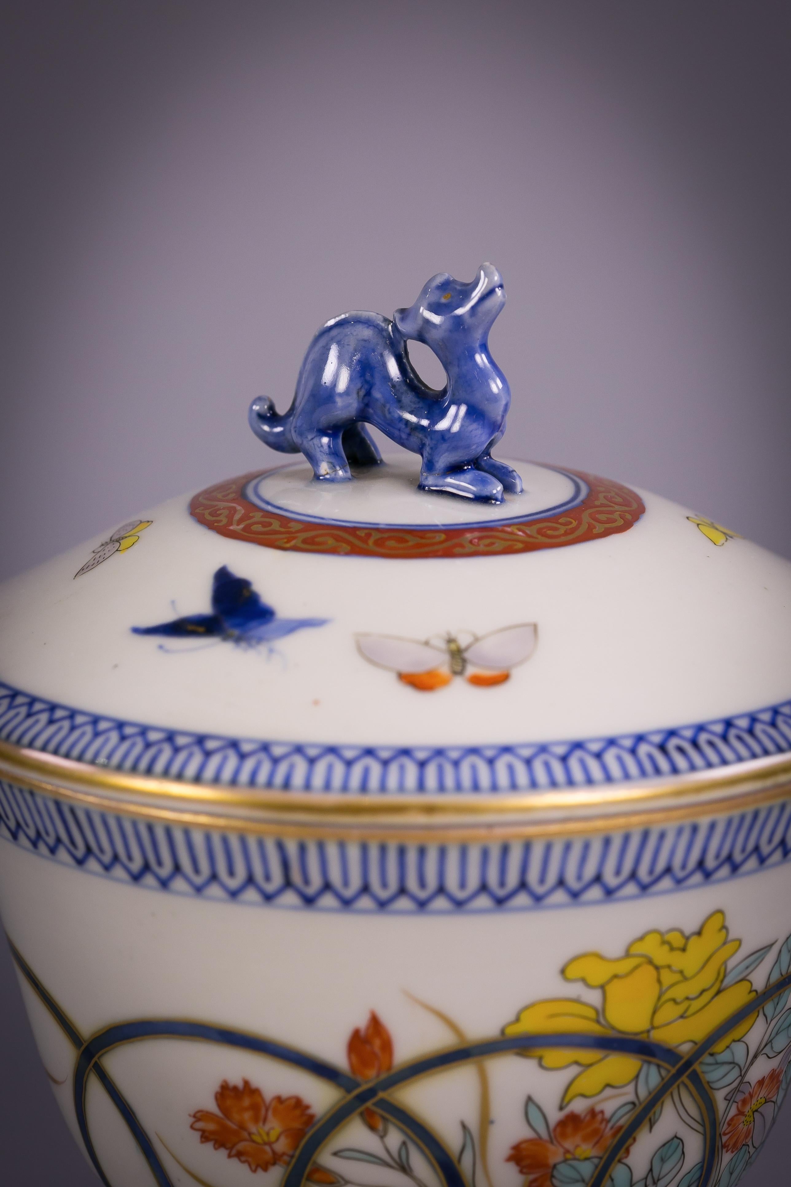 Jarra con tapa de porcelana japonesa, hacia 1880 Japonés en venta