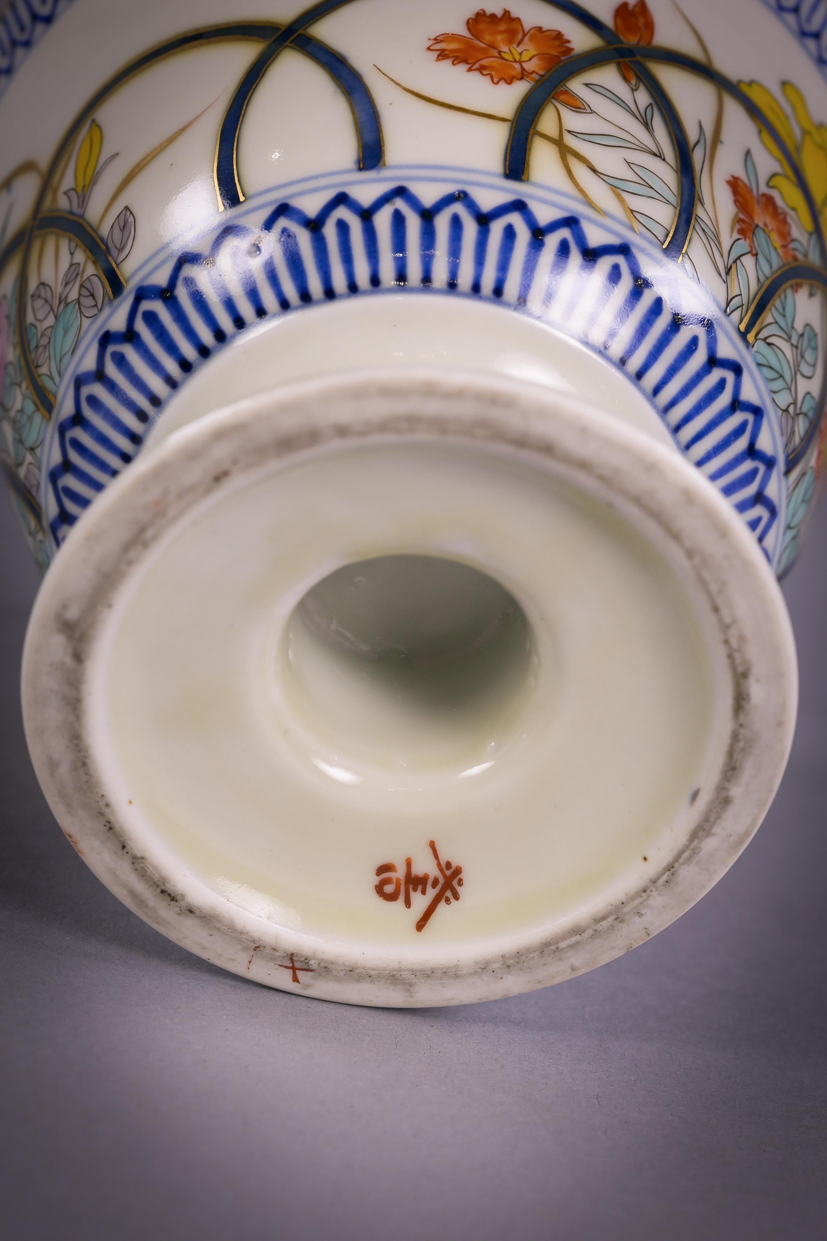 Porcelaine Pot à couvercle en porcelaine japonaise, vers 1880 en vente