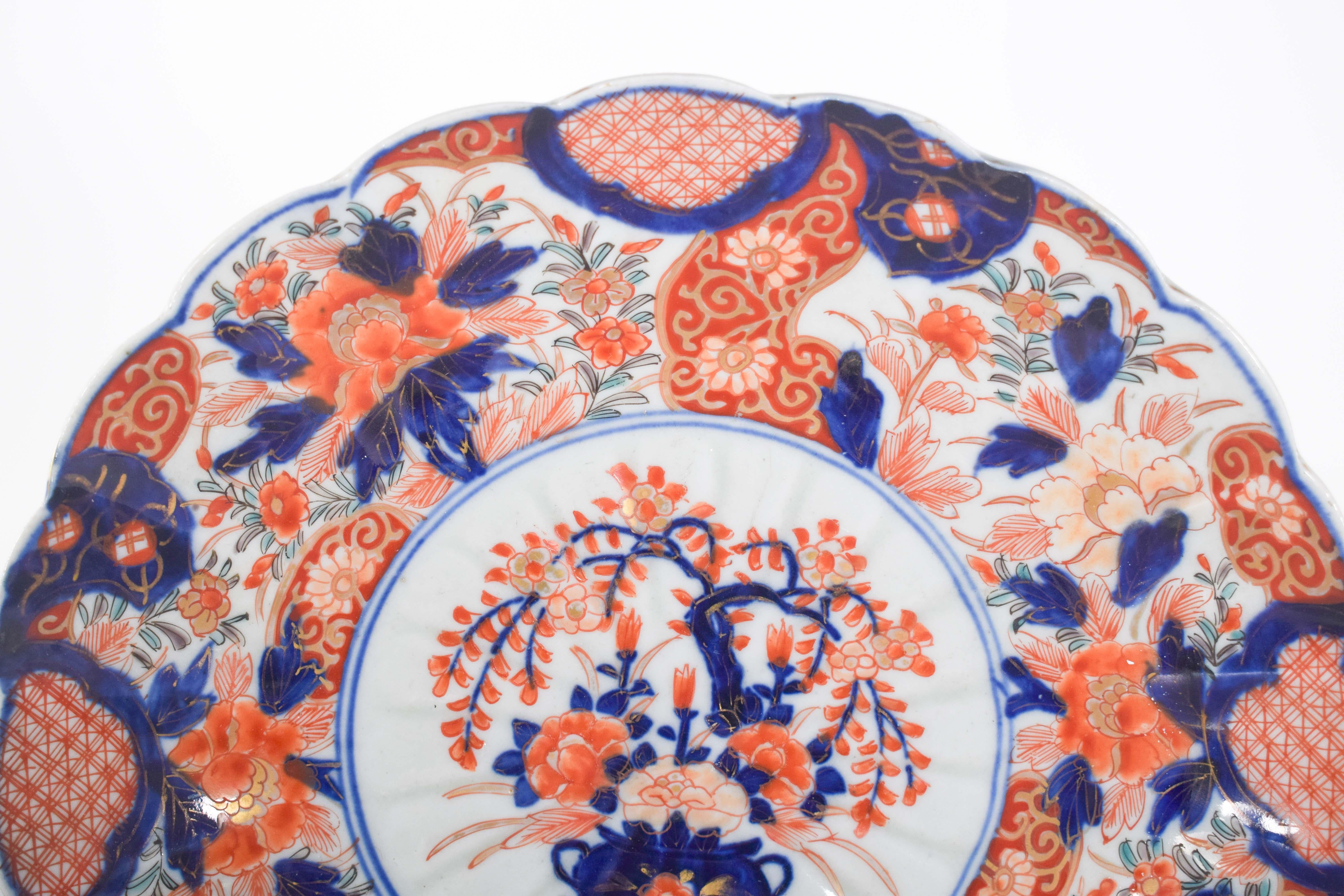 Soucoupe en porcelaine japonaise découpée, Imari. Décor polychrome de fleurs, bleu de cobalt, rouge de fer et or. Période Meiji (1868-1912).
Magnifique soucoupe, de forme ronde et au bord découpé, à l'émail brillant, qui met en valeur les couleurs