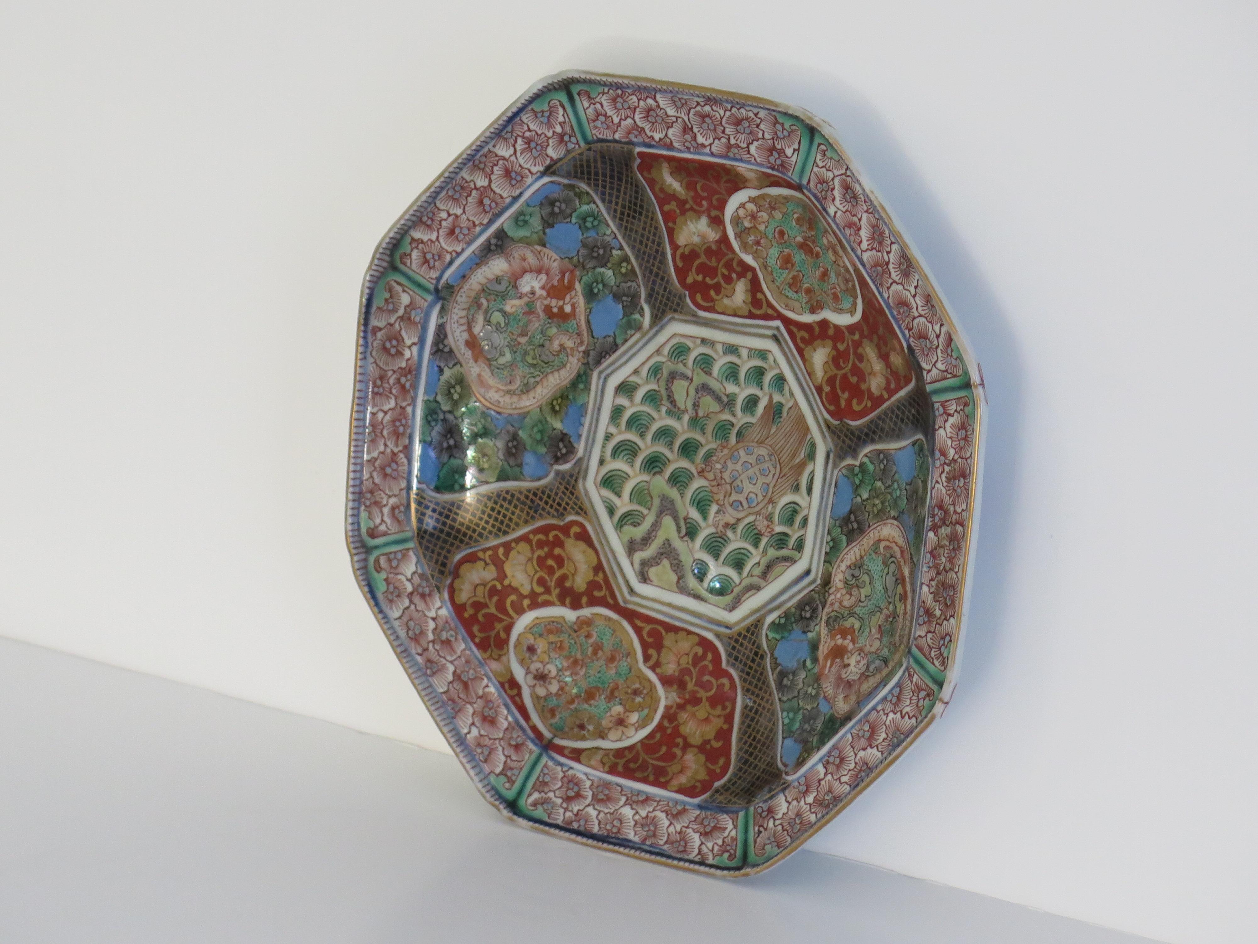 Japanese Porcelain Dish Imari-Arita finely Hand Painted, Edo Period 18th C In Good Condition For Sale In Lincoln, Lincolnshire
