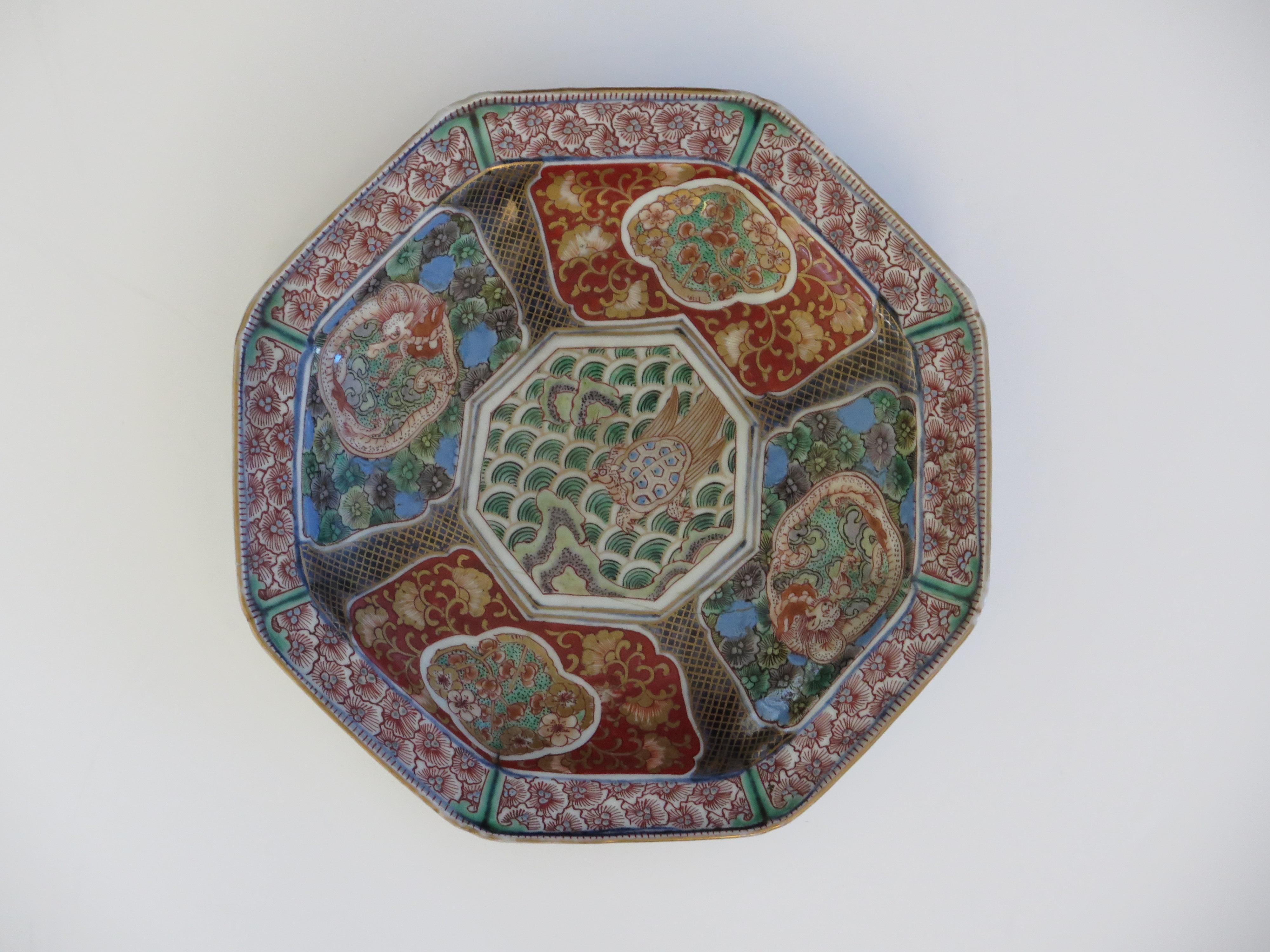 Japanese Porcelain Dish Imari-Arita finely Hand Painted, Edo Period 18th C For Sale 1