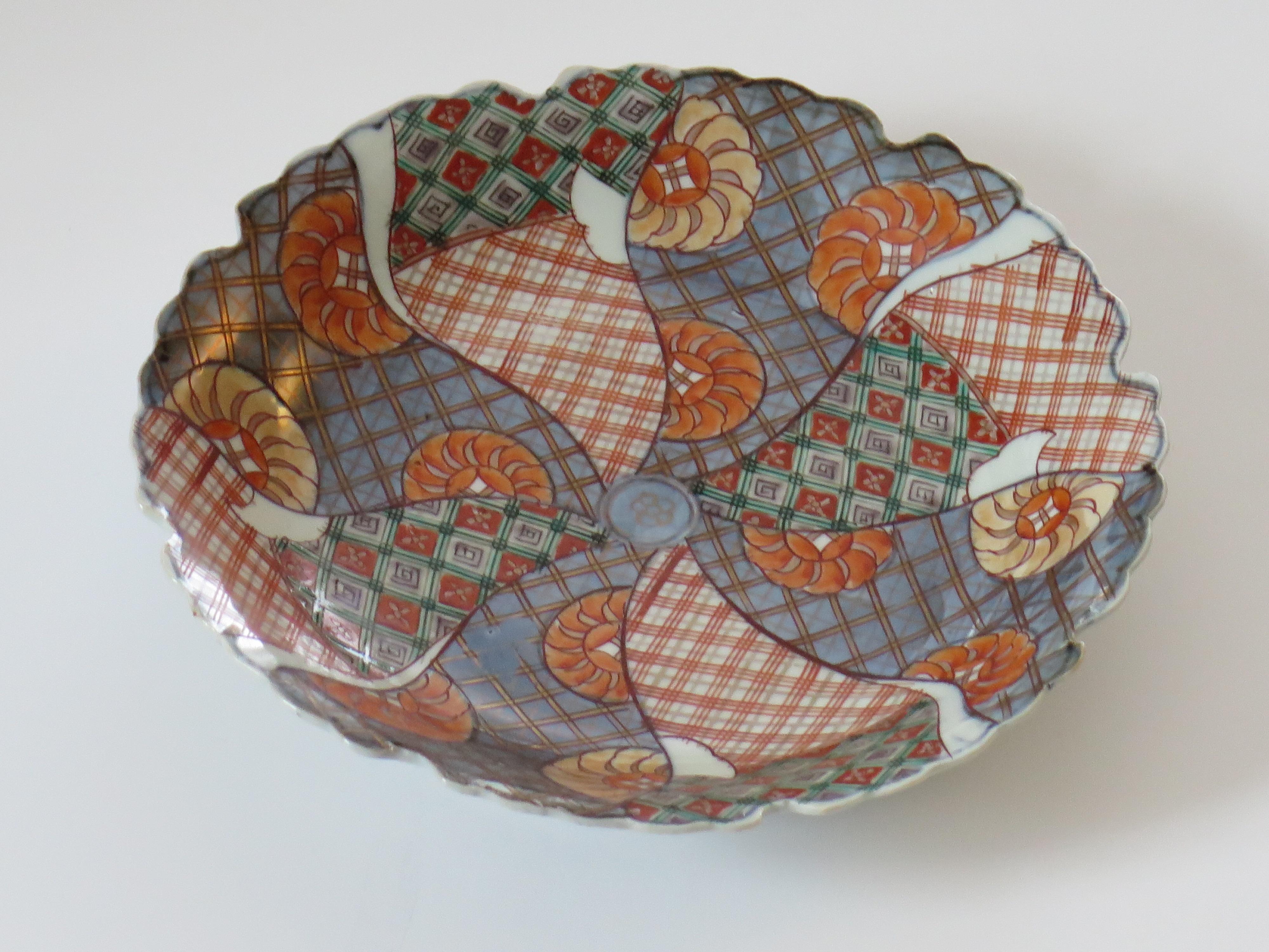Hand-Painted Japanese Porcelain Dish or Plate hand painted wheels, Meiji Period circa 1870 For Sale