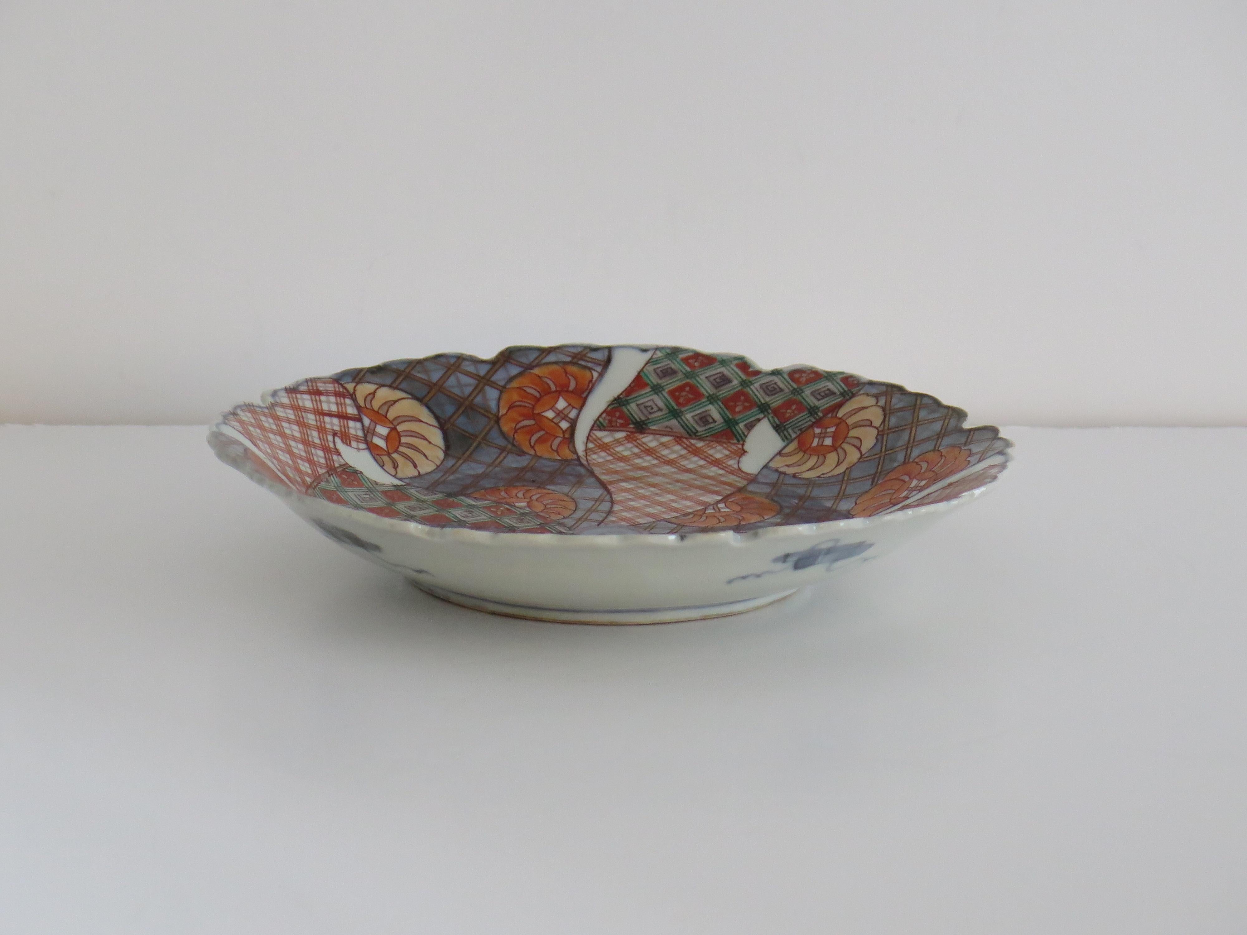 Japanese Porcelain Dish or Plate hand painted wheels, Meiji Period circa 1870 In Good Condition For Sale In Lincoln, Lincolnshire