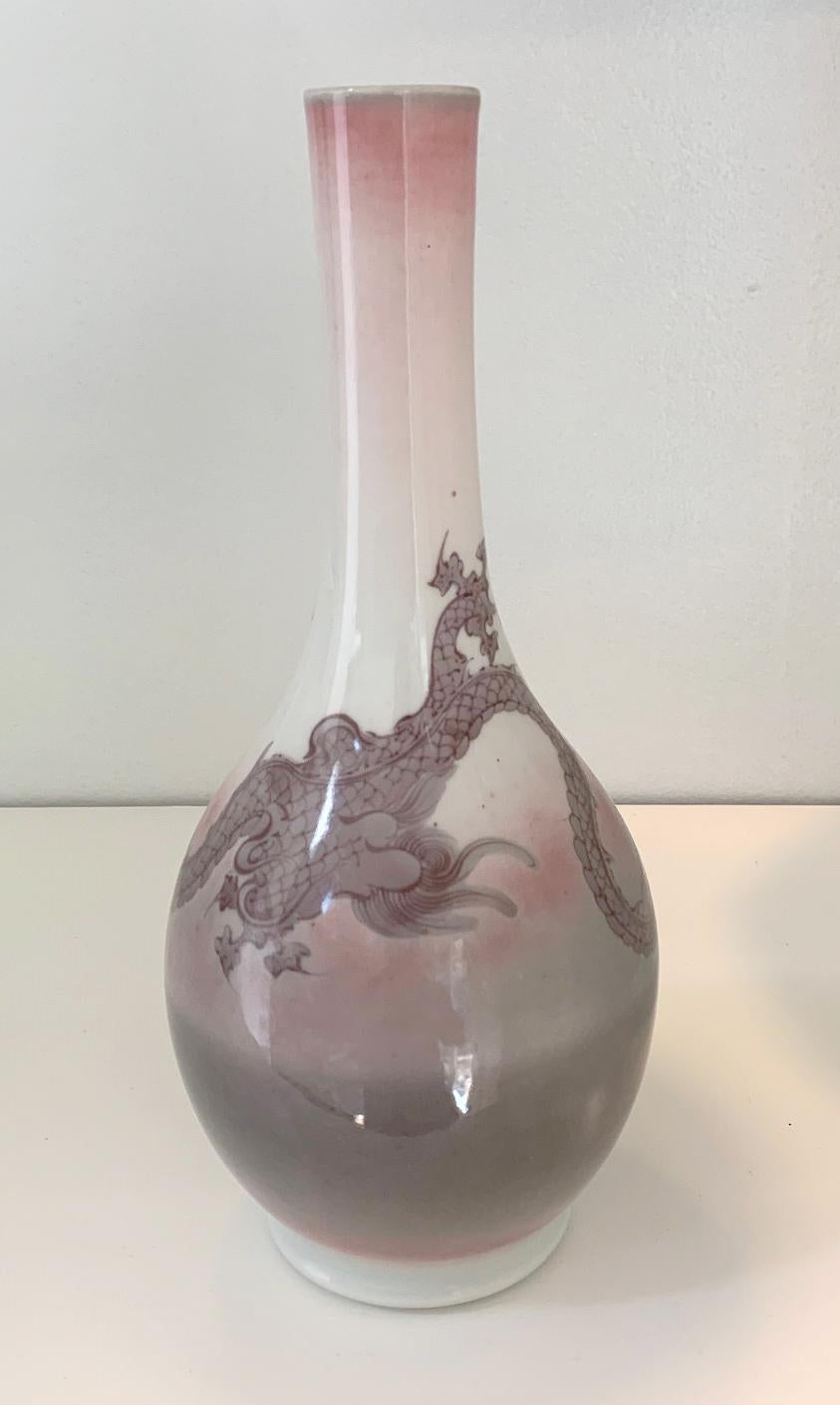 Porzellanvase mit Drachenmotiv des kaiserlichen japanischen Töpfers Makuzu Kozan (1842-1916), um 1900. Die Vase stammt aus der frühen Phase der Unterglasurmalerei in der späten Meiji-Ära. Die Oberfläche der Vase in klassischer, länglicher