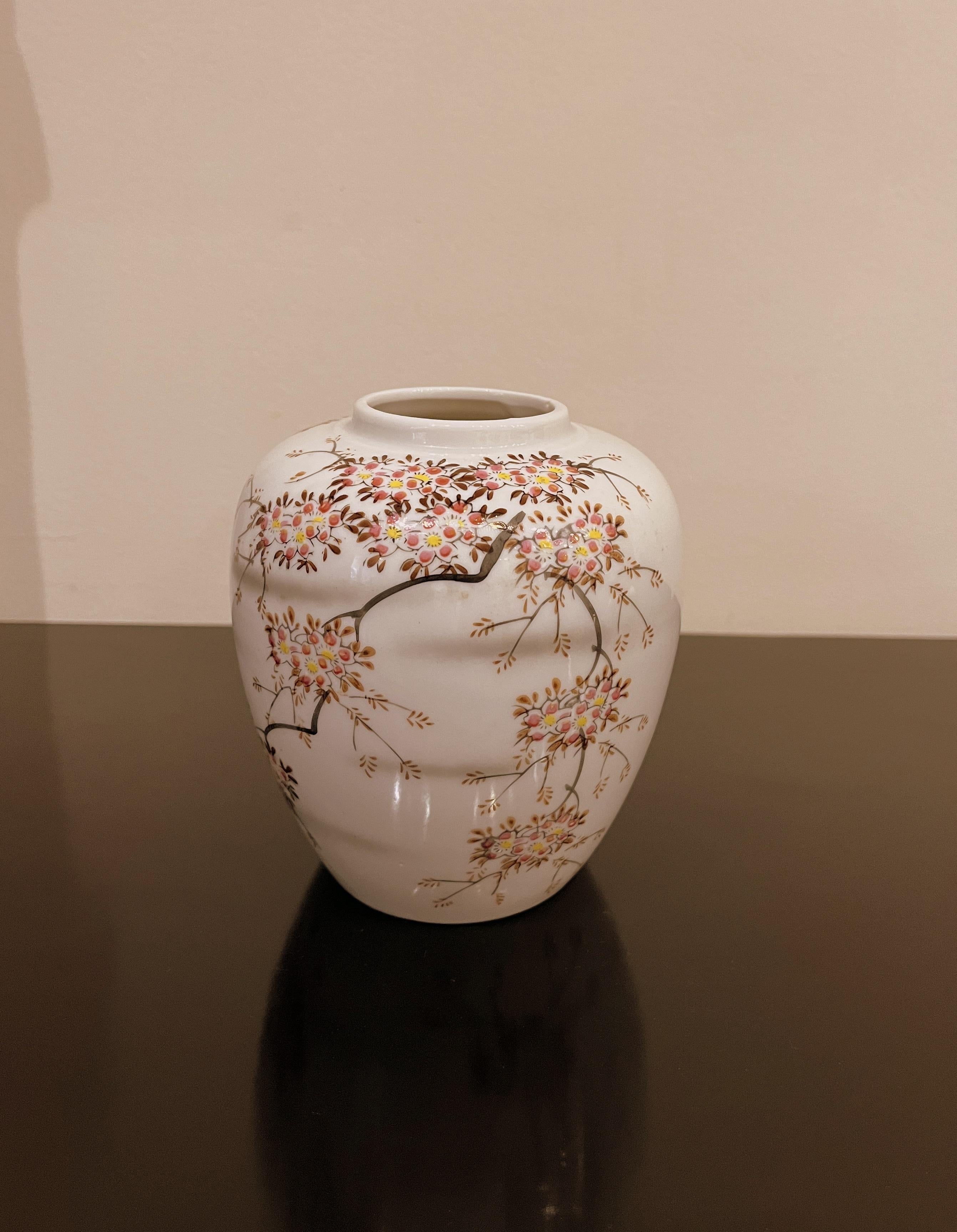 Japanese porcelain floral vase
4.5