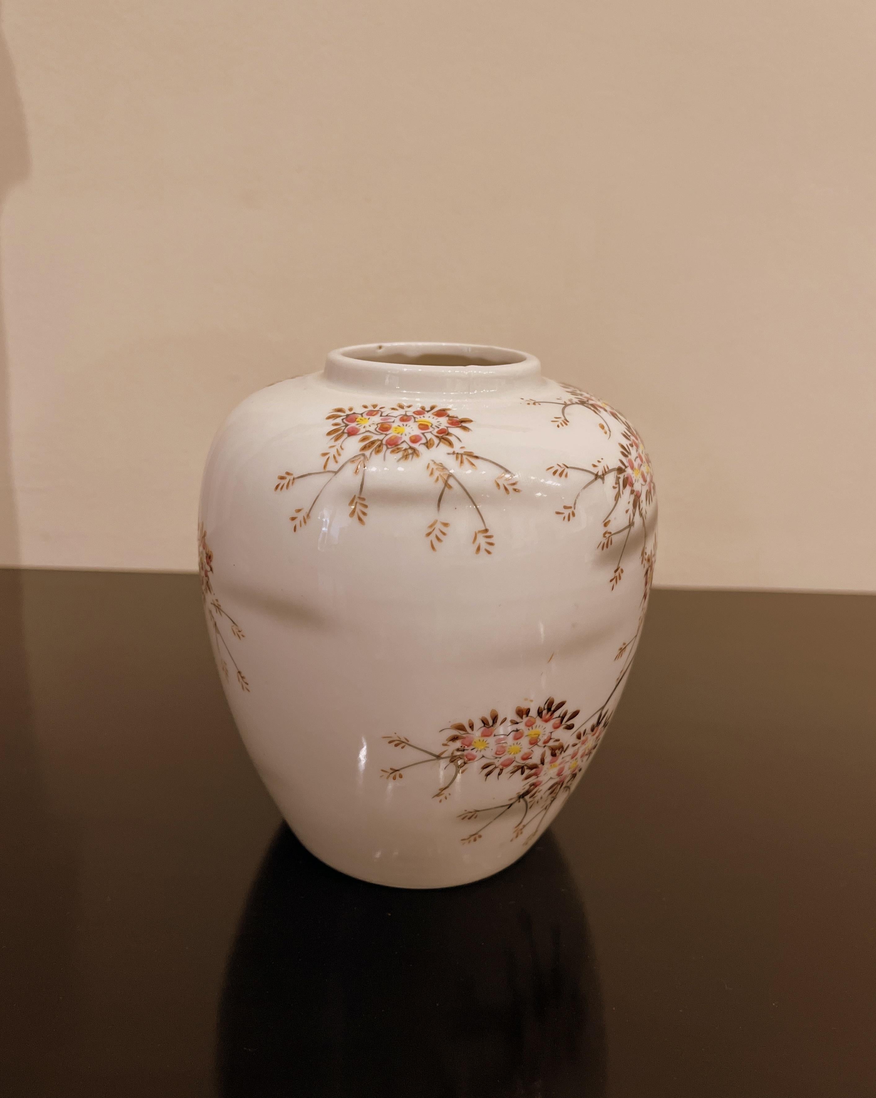 Japanische Porzellanvase mit Blumenmuster im Zustand „Gut“ im Angebot in Greenwich, CT